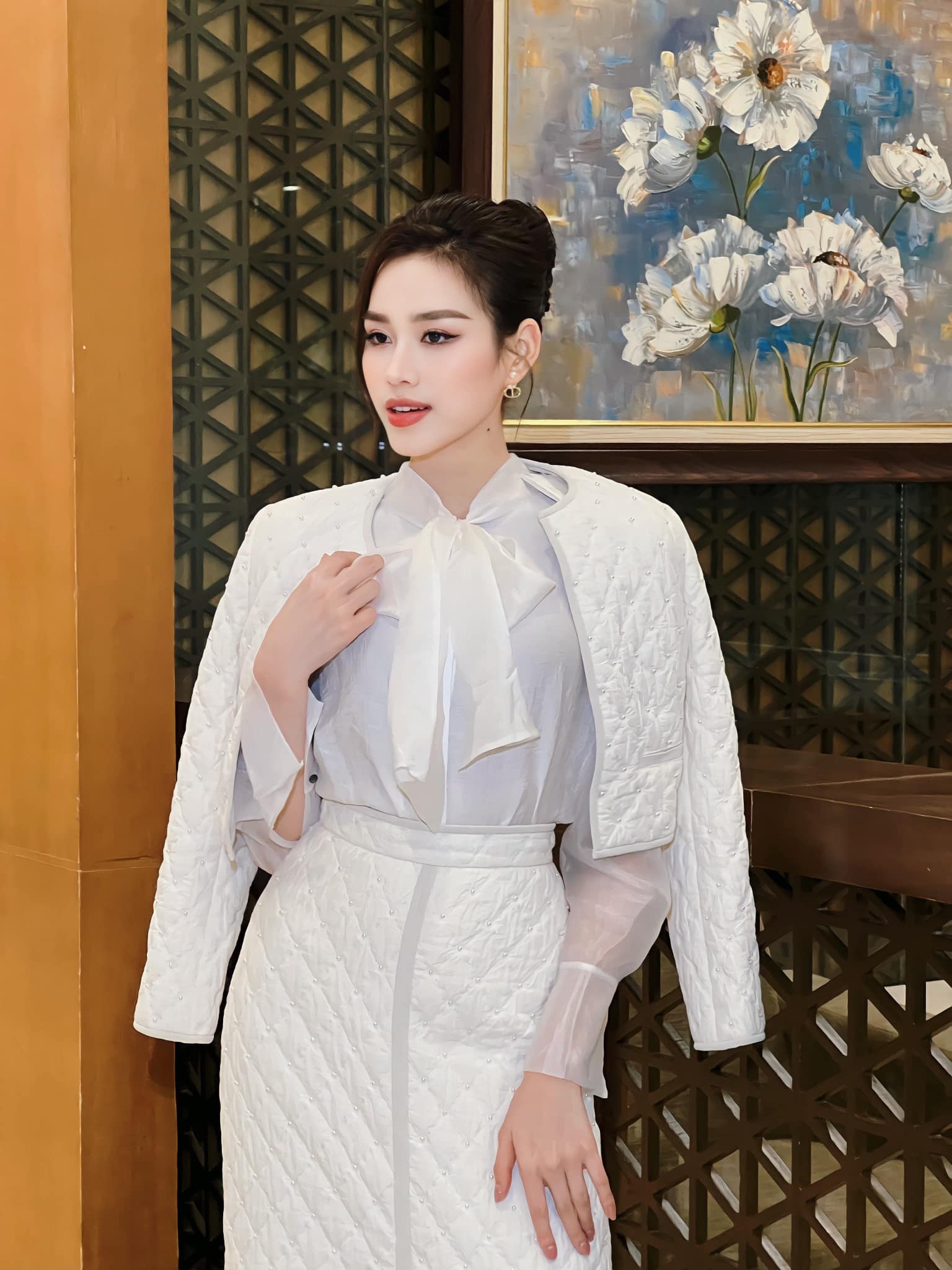 Video: Đỗ Thị Hà khoe góc nghiêng thần thánh, visual chuẩn nàng thơ 3 Video: Đỗ Thị Hà khoe góc nghiêng thần thánh, visual chuẩn nàng thơ 3