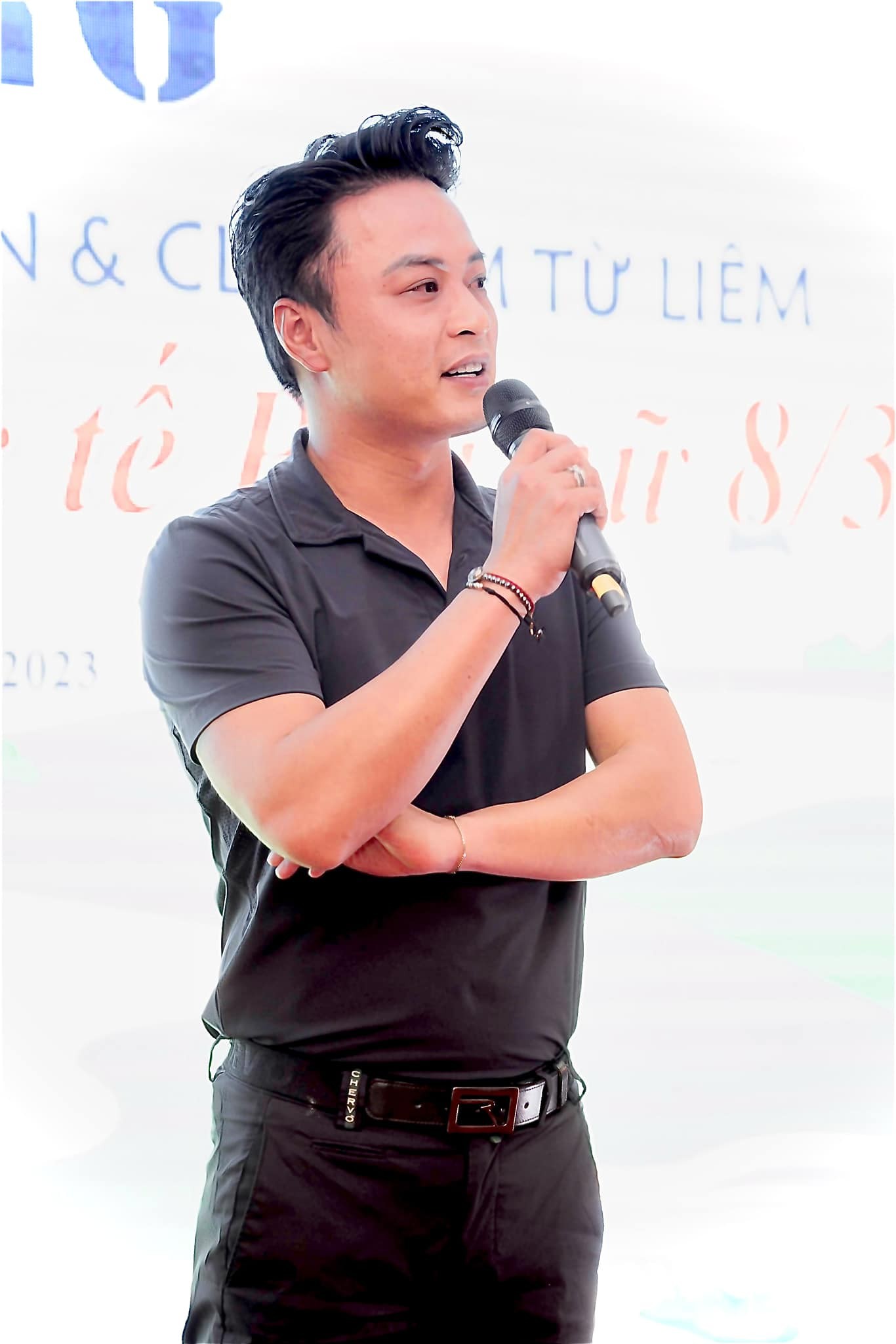 Sau ồn ào đời tư, Hồng Đăng mở lại các trang mạng xã hội, tích cực xuất hiện