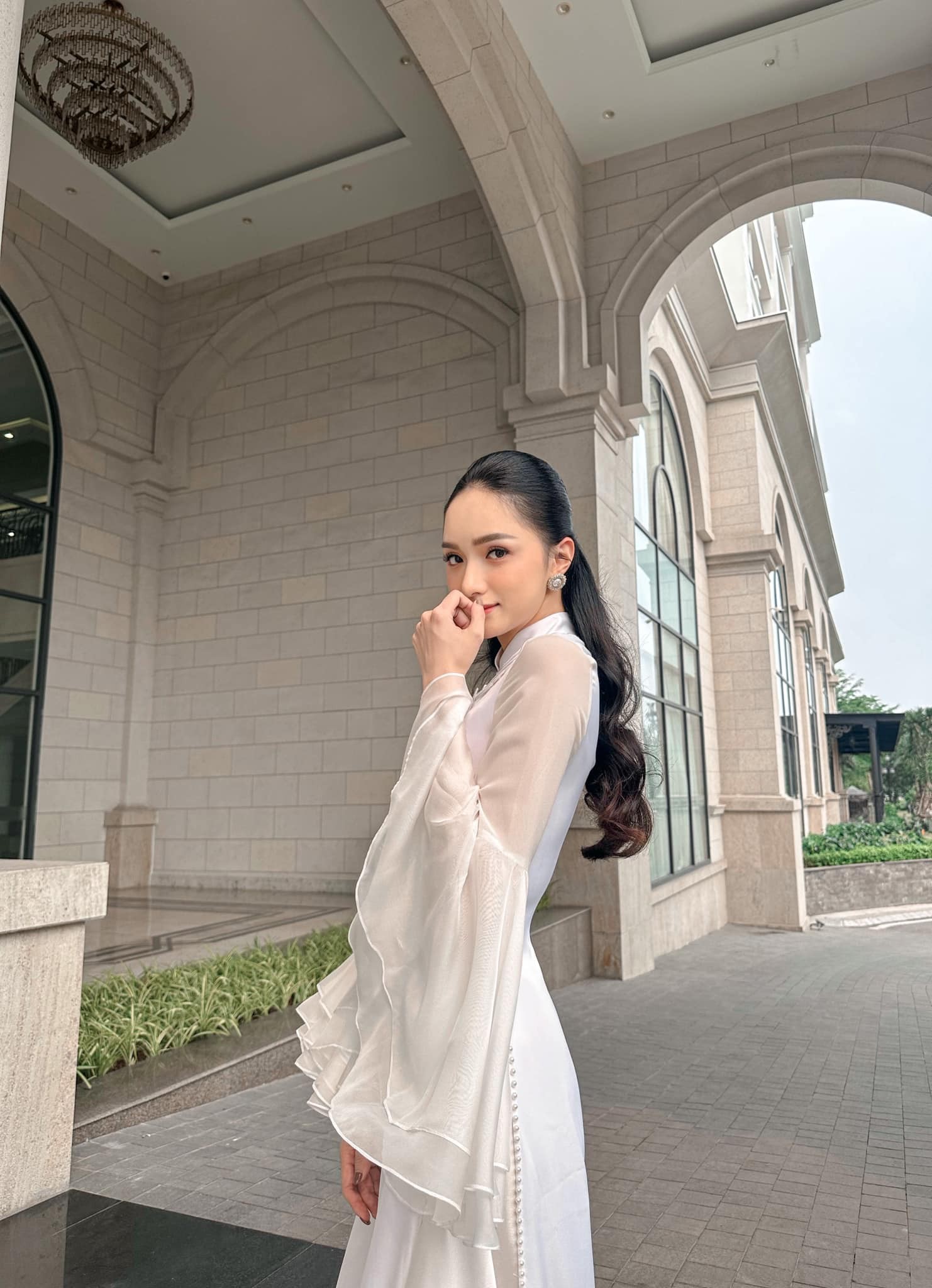 Chất liệu mềm mại tôn lên vóc dáng mảnh mai của nàng hậu