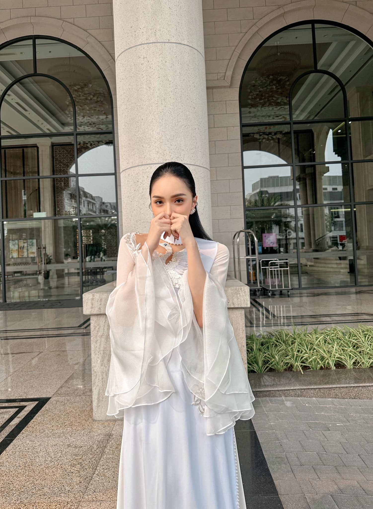 Hương Giang chia sẻ loạt ảnh duyên dáng với áo dài cách điệu