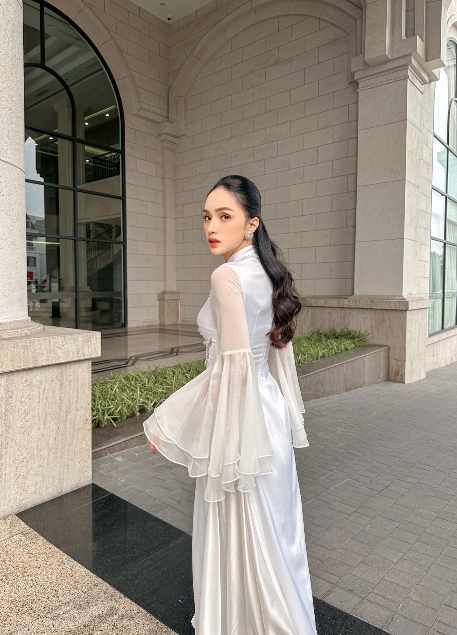 Lối trang điểm nhẹ nhàng cùng kiểu tóc búi truyền thống khoe gương mặt góc cạnh