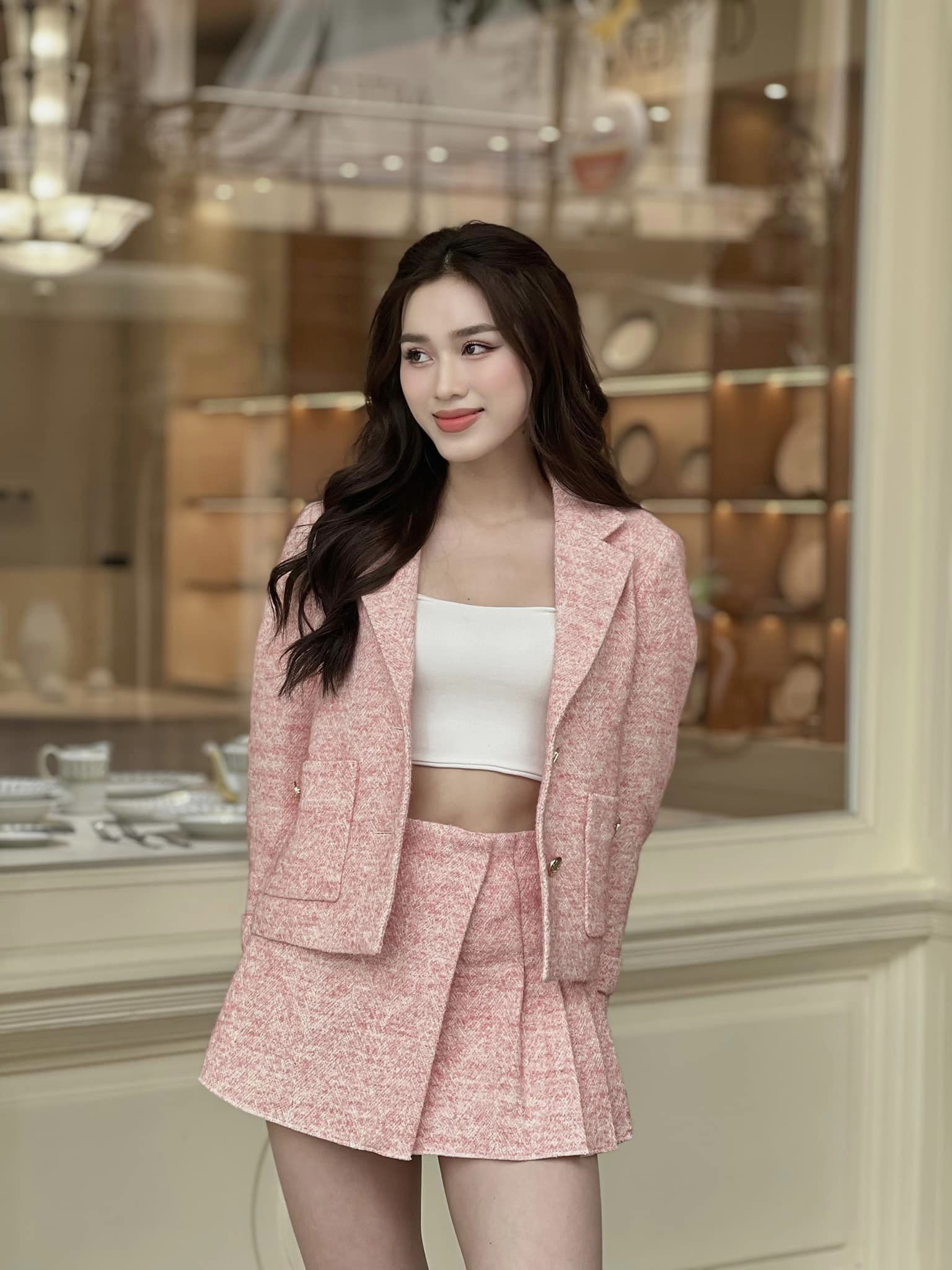 Video: Đỗ Thị Hà chiều fan 'bắt trend' biến hình, vòng eo siêu thực gây sốt cõi mạng 3 Video: Đỗ Thị Hà chiều fan 'bắt trend' biến hình, vòng eo siêu thực gây sốt cõi mạng 3