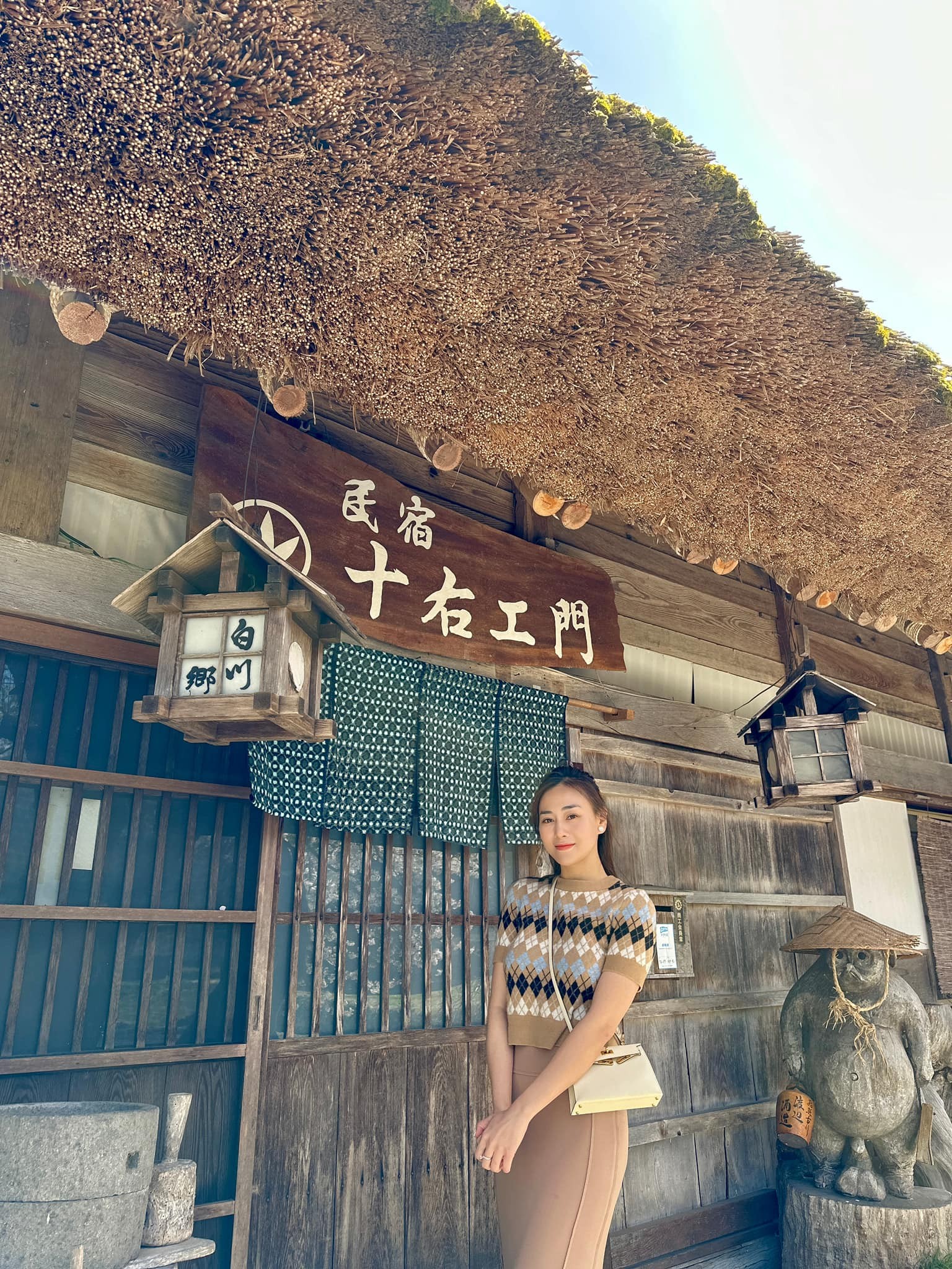 Phương Oanh lăng xê những món đồ tối giản nhưng đỏm dáng và trẻ trung