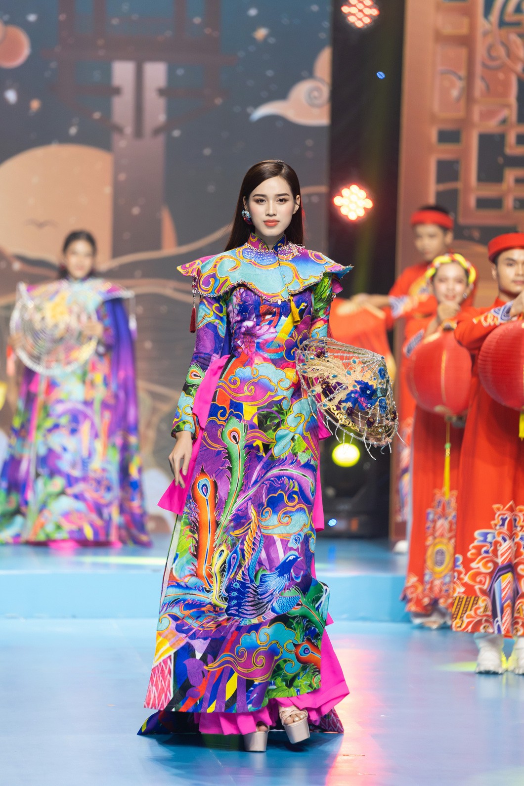 Video: Đỗ Thị Hà xứng danh 'đệ nhất mỹ nhân' khi diện áo dài, thần thái khiến bao người mê đắm - Ảnh 3