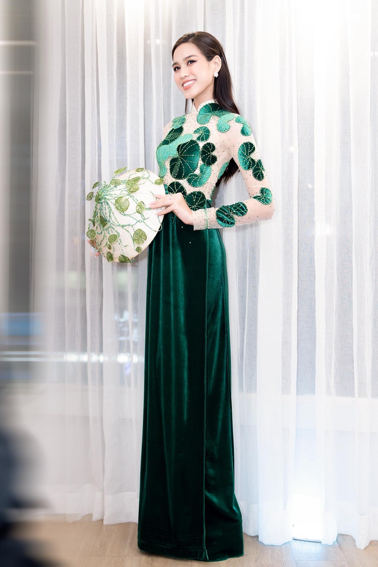 Video: Đỗ Thị Hà xứng danh 'đệ nhất mỹ nhân' khi diện áo dài, thần thái khiến bao người mê đắm - Ảnh 6