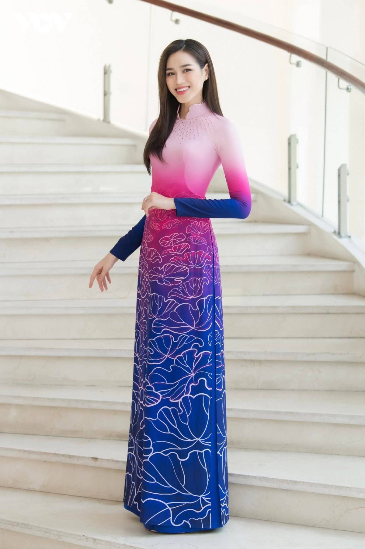 Video: Đỗ Thị Hà xứng danh 'đệ nhất mỹ nhân' khi diện áo dài, thần thái khiến bao người mê đắm - Ảnh 7