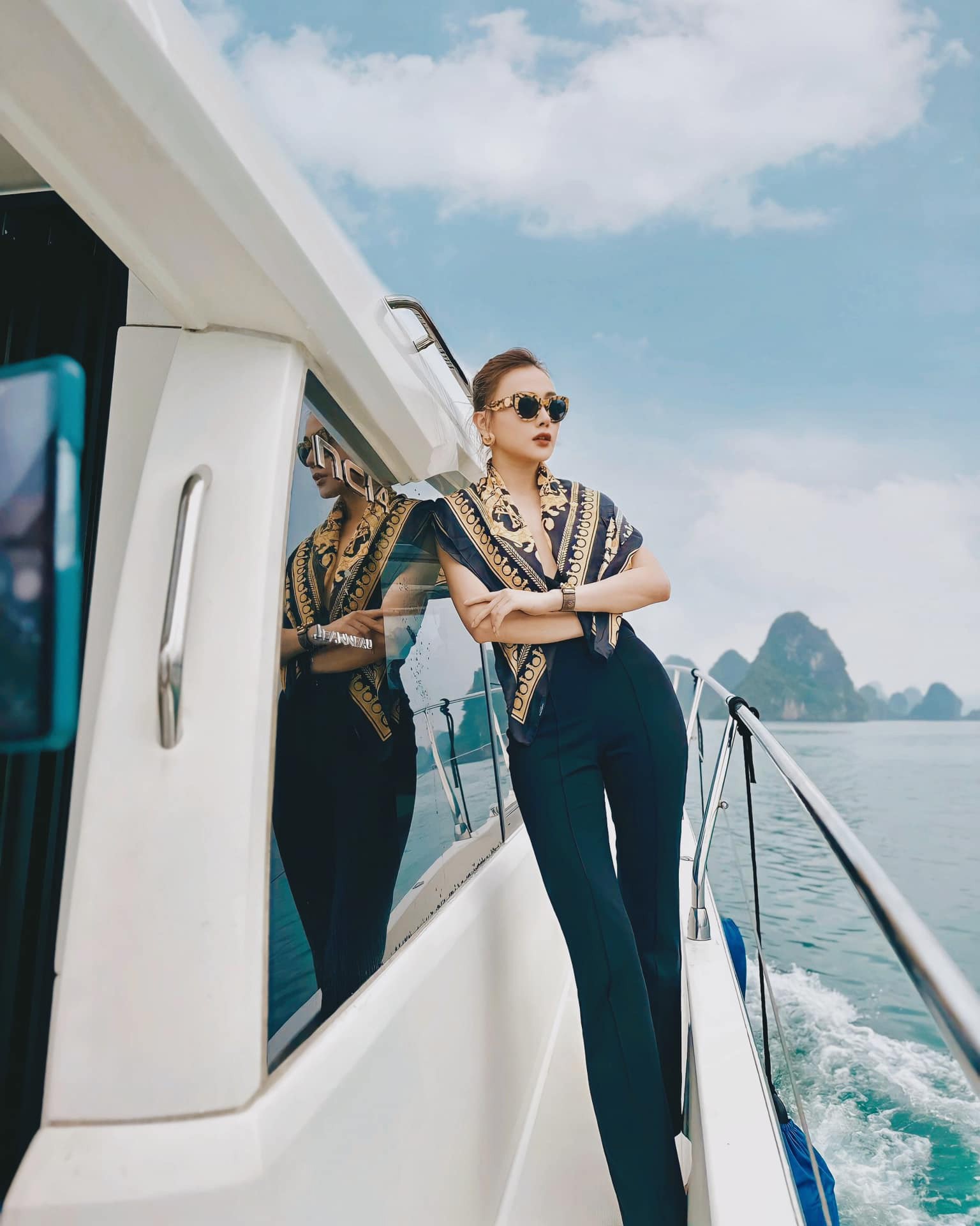 Phương Oanh thả dáng trên du thuyền ở Hạ Long