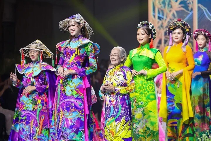 Video: Đỗ Thị Hà xứng danh 'đệ nhất mỹ nhân' khi diện áo dài, thần thái khiến bao người mê đắm - Ảnh 1