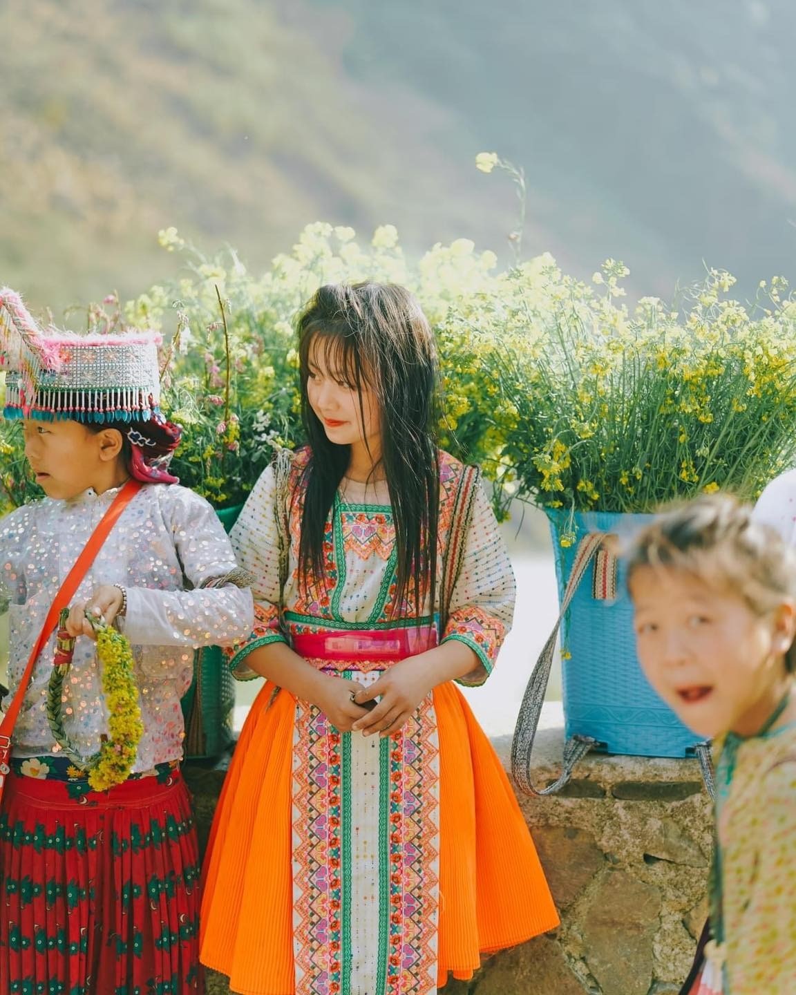 Phúng Phính thay đổi ngoạn mục sau 1 năm rời bản, dân tình tiếc nuối cho 'bông hoa núi rừng' 2 Phúng Phính thay đổi ngoạn mục sau 1 năm rời bản, dân tình tiếc nuối cho 'bông hoa núi rừng' 2