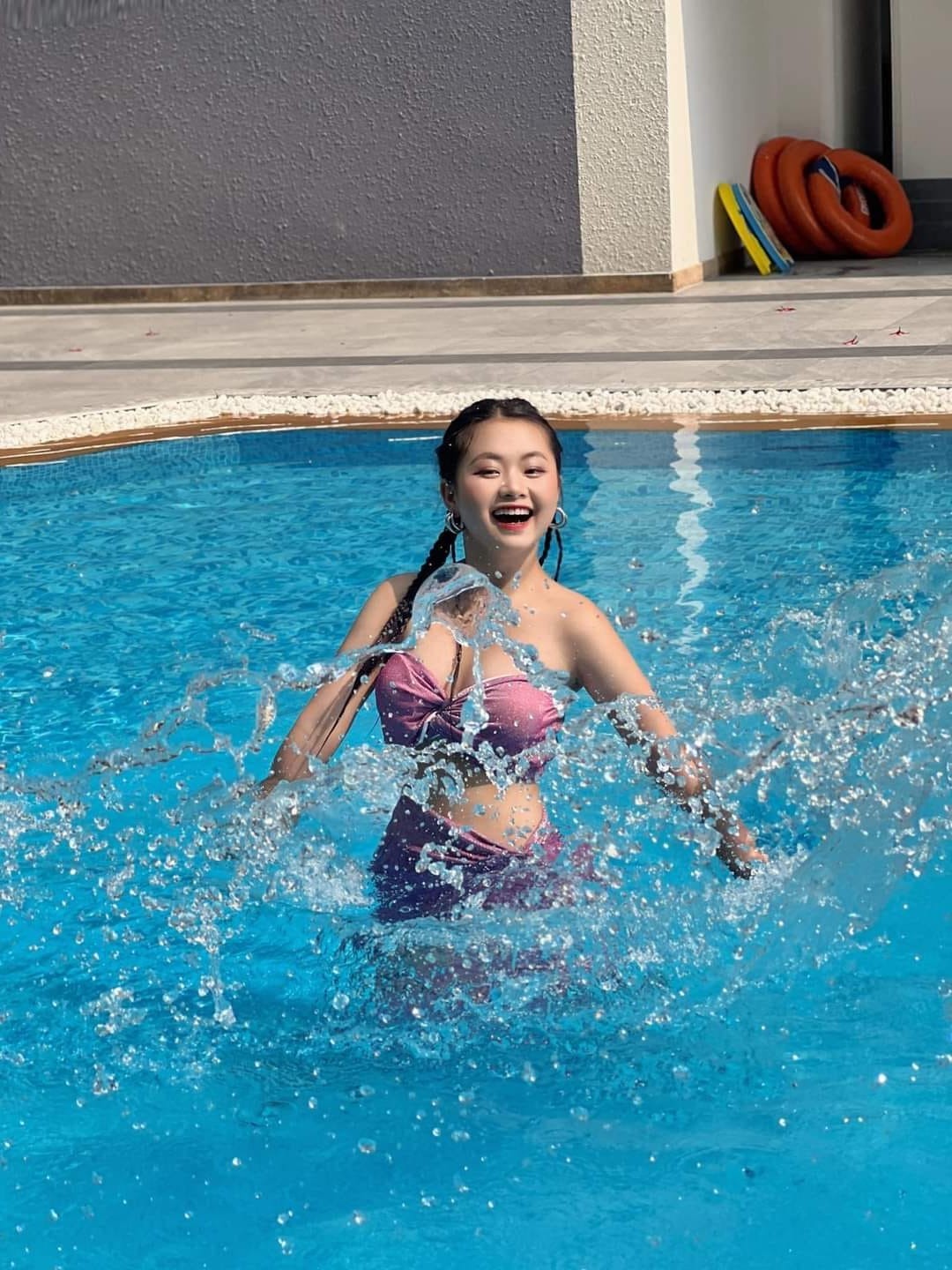 Phúng Phính thay đổi ngoạn mục sau 1 năm rời bản, dân tình tiếc nuối cho 'bông hoa núi rừng' 3 Phúng Phính thay đổi ngoạn mục sau 1 năm rời bản, dân tình tiếc nuối cho 'bông hoa núi rừng' 3
