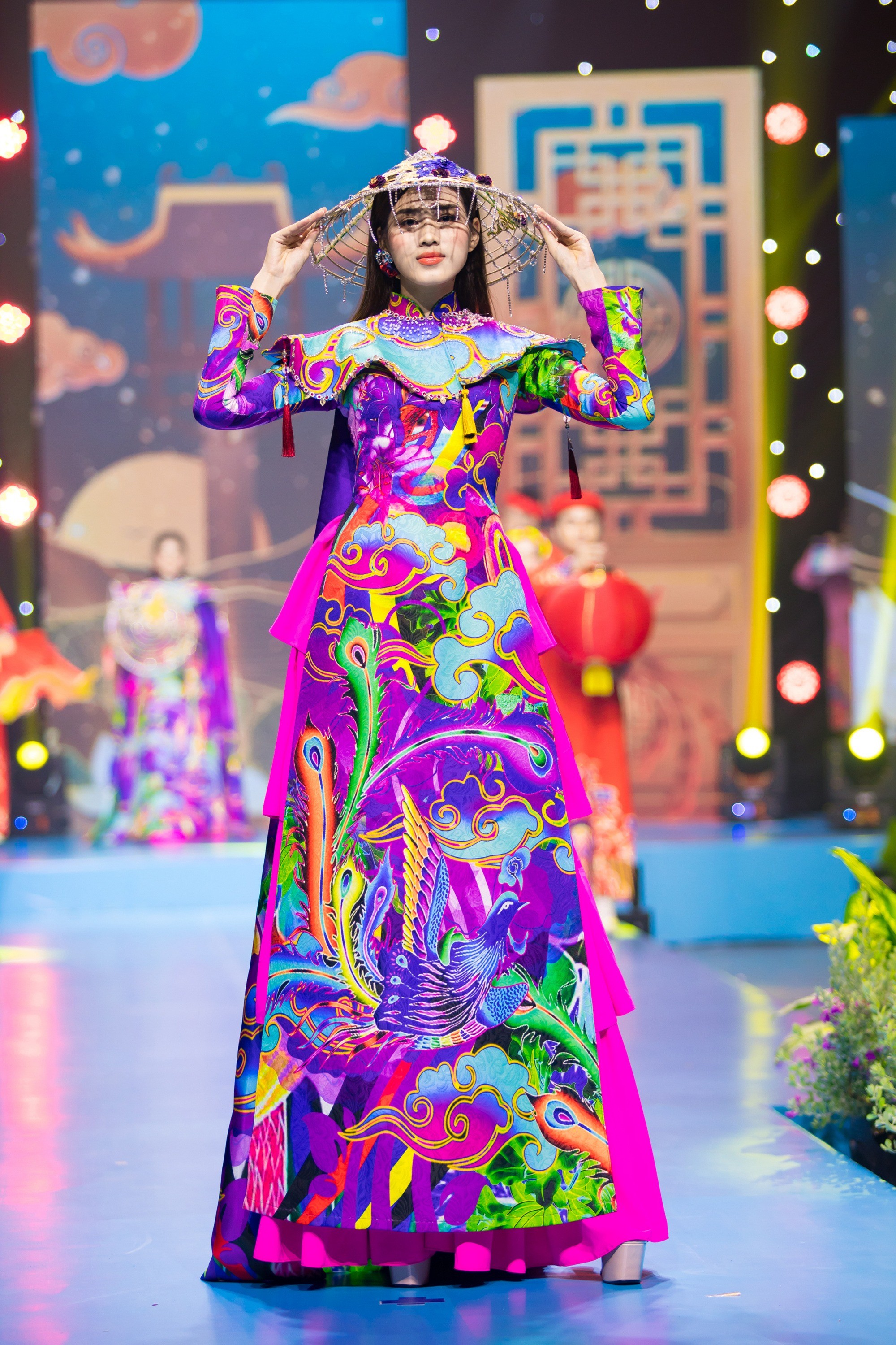 Đỗ Thị Hà gây sốt giới mộ điệu khi đảm nhận vai trò vedette