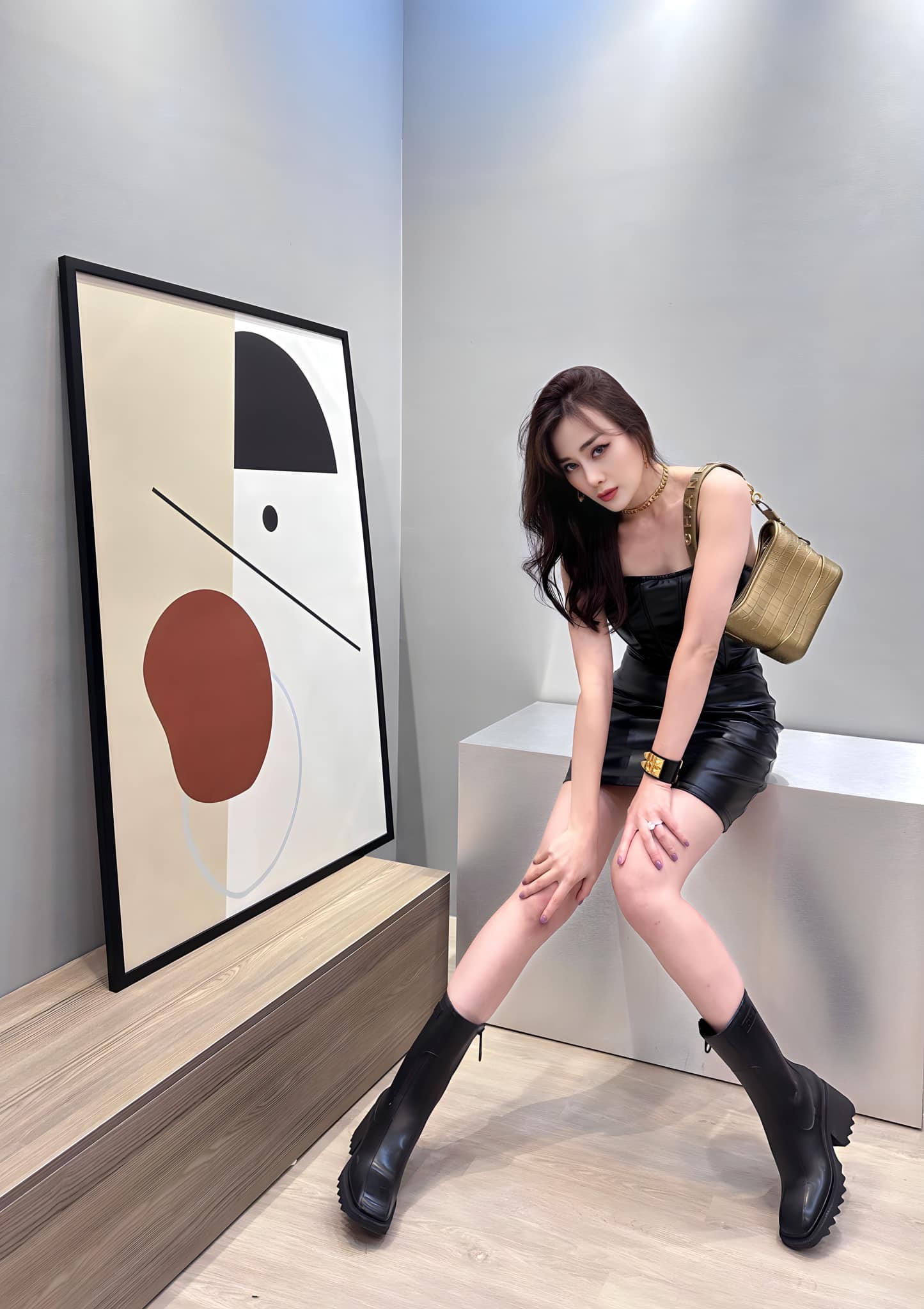 Những khung hình đơn giản nhưng 'sặc mùi tiền' của Phương Oanh 5 Những khung hình đơn giản nhưng 'sặc mùi tiền' của Phương Oanh 5