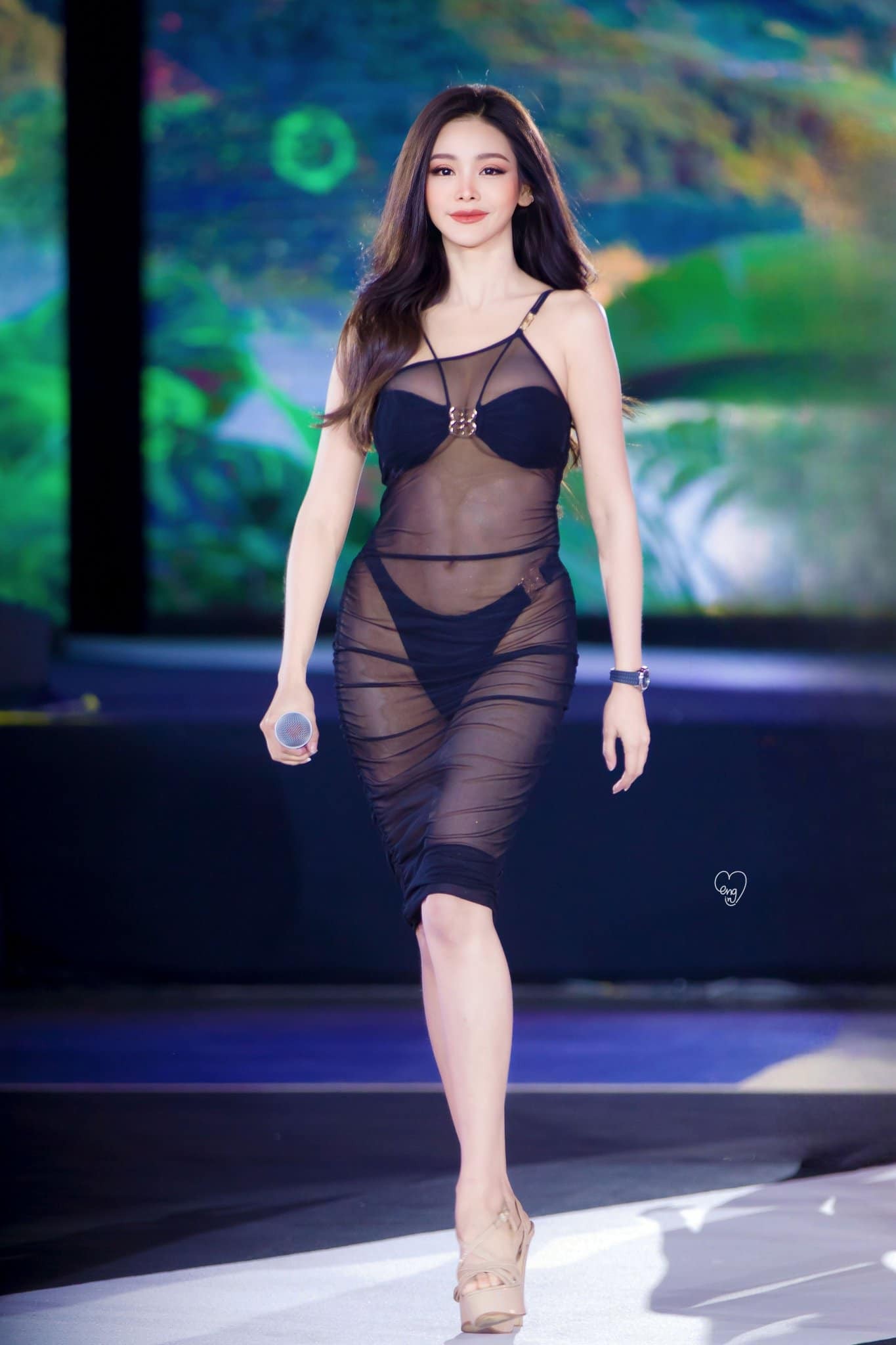 Engfa Waraha 'mặc như không' trong một phần thi của  Miss Grand Thailand 2023