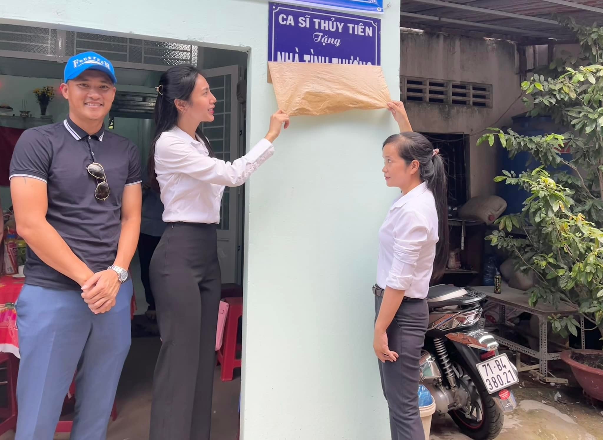 Thủy Tiên diện áo tắm khoe dáng mẹ một con, biểu cảm của Công Vinh mới gây chú ý 6 Thủy Tiên diện áo tắm khoe dáng mẹ một con, biểu cảm của Công Vinh mới gây chú ý 6