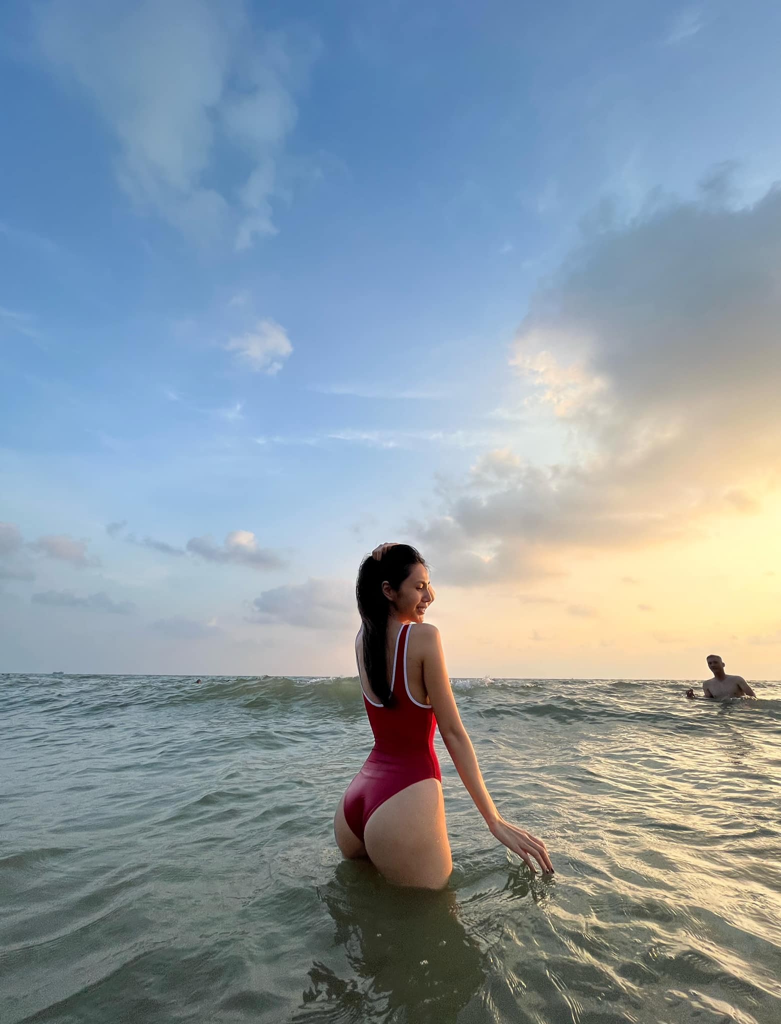 Thủy Tiên diện áo tắm khoe dáng mẹ một con, biểu cảm của Công Vinh mới gây chú ý 2 Thủy Tiên diện áo tắm khoe dáng mẹ một con, biểu cảm của Công Vinh mới gây chú ý 2