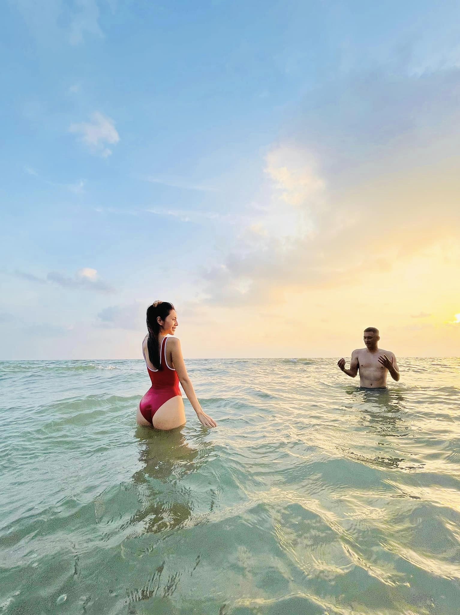 Thủy Tiên diện áo tắm khoe dáng mẹ một con, biểu cảm của Công Vinh mới gây chú ý 3 Thủy Tiên diện áo tắm khoe dáng mẹ một con, biểu cảm của Công Vinh mới gây chú ý 3