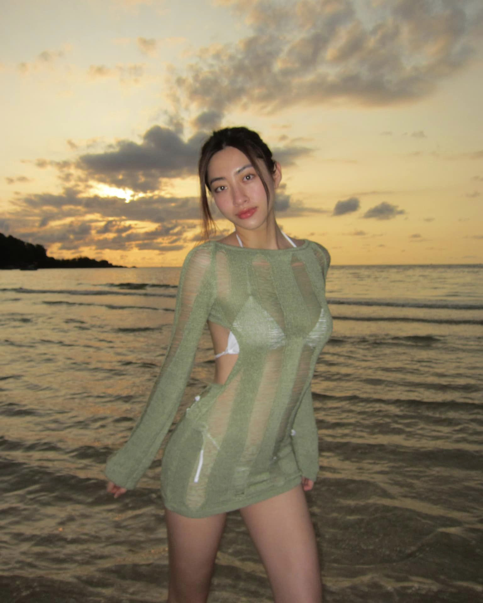 Lương Thùy Linh đốt mắt dân tình với style 'mặc như không'