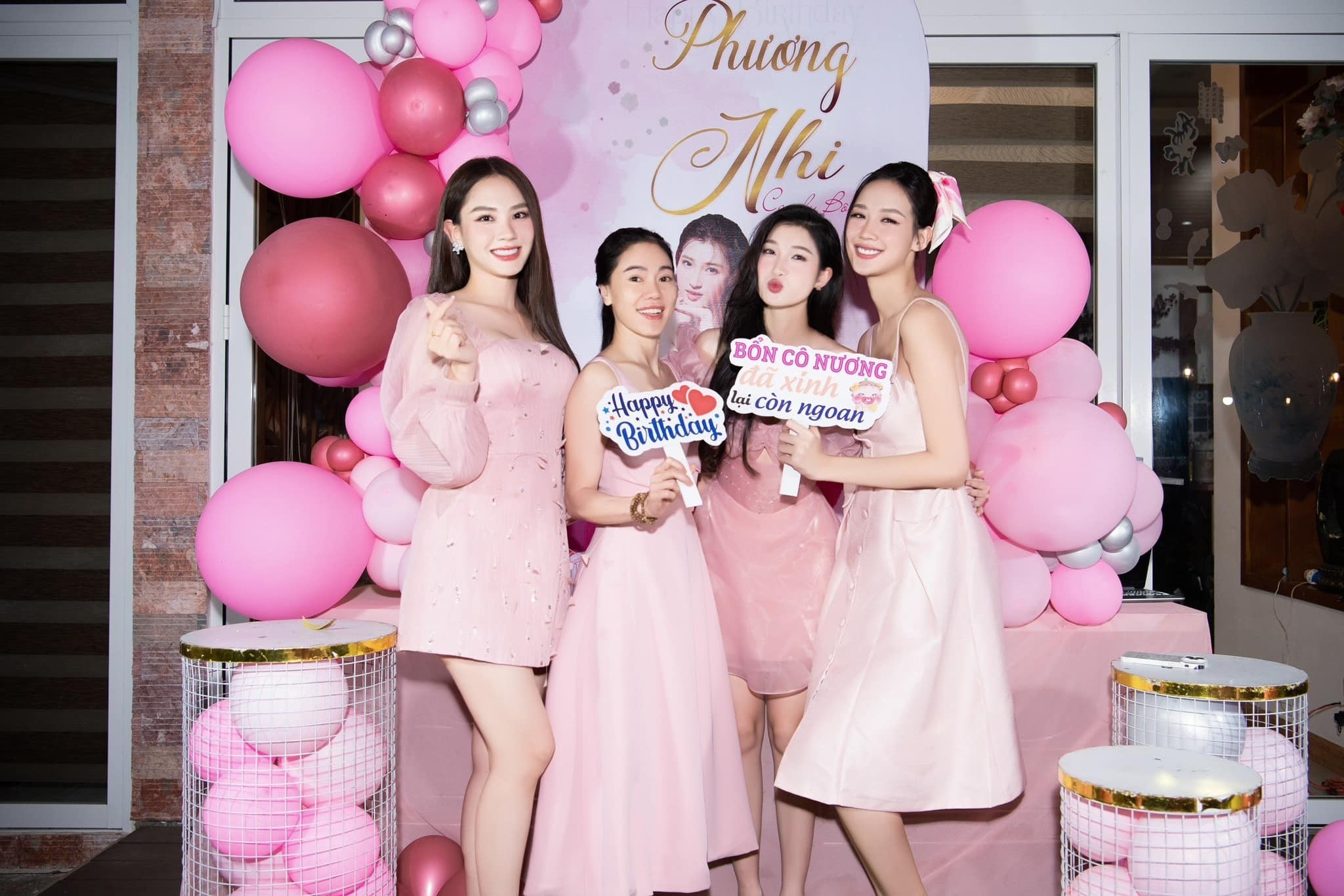 Nhiều đồng nghiệp, người bạn thân thiết của Phương Nhi cũng đã có mặt để chung vui