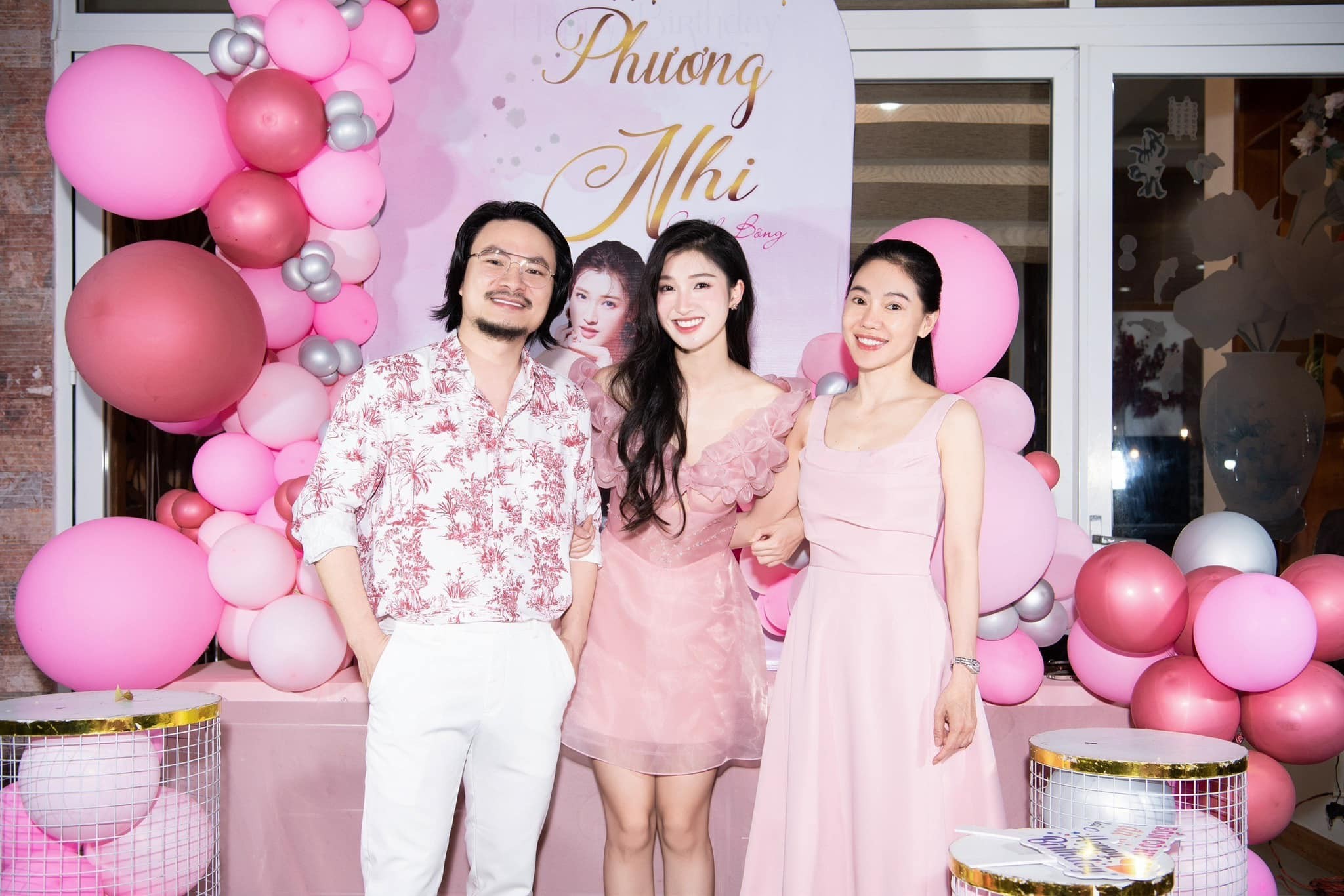 Không gian ngập tràn sắc hồng - gam màu yêu thích của chính chủ Phương Nhi