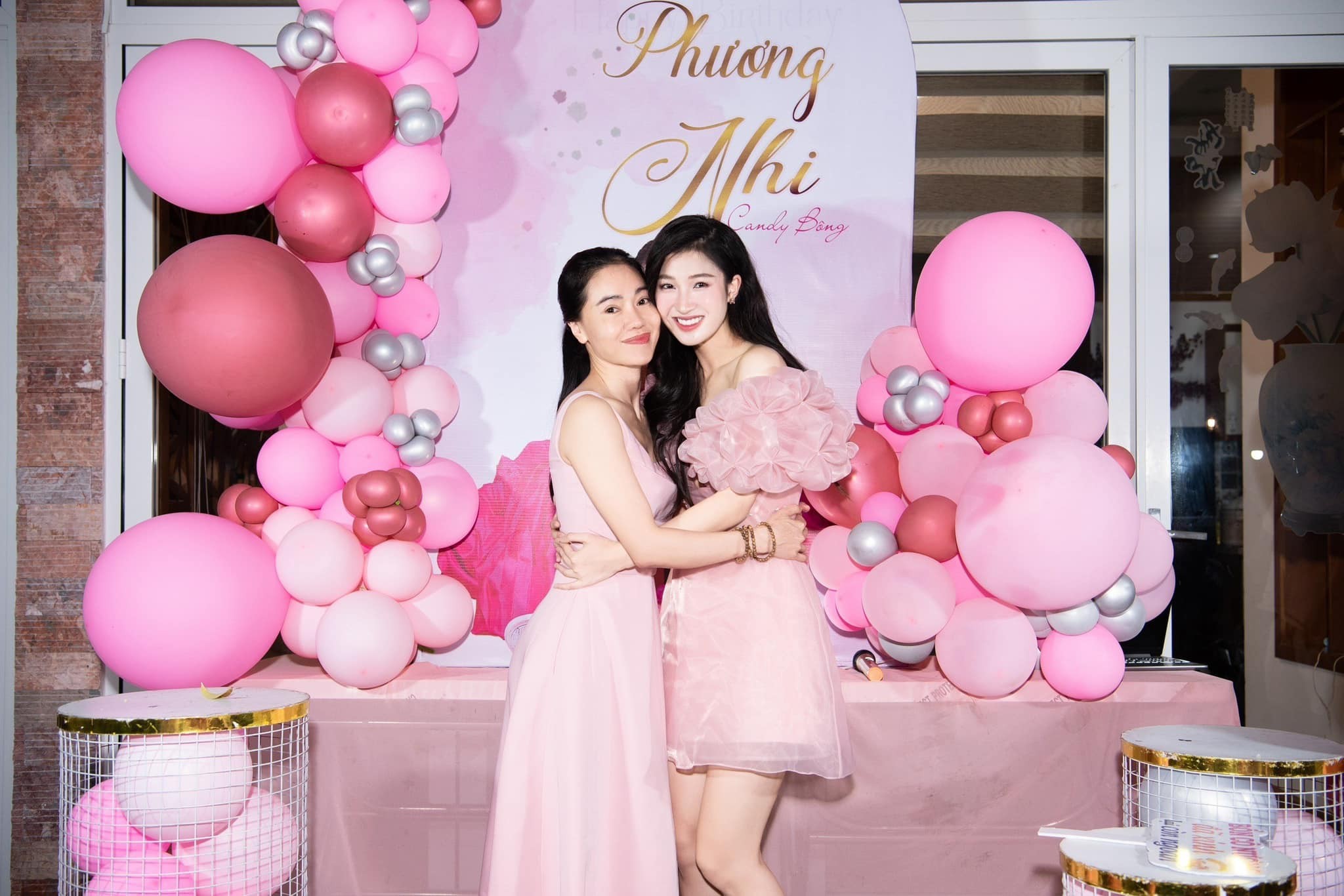 Phương Nhi bật khóc trong tiệc sinh nhật, hóa ra là vì món quà đặc biệt của 'bà trùm hoa hậu' - Ảnh 1