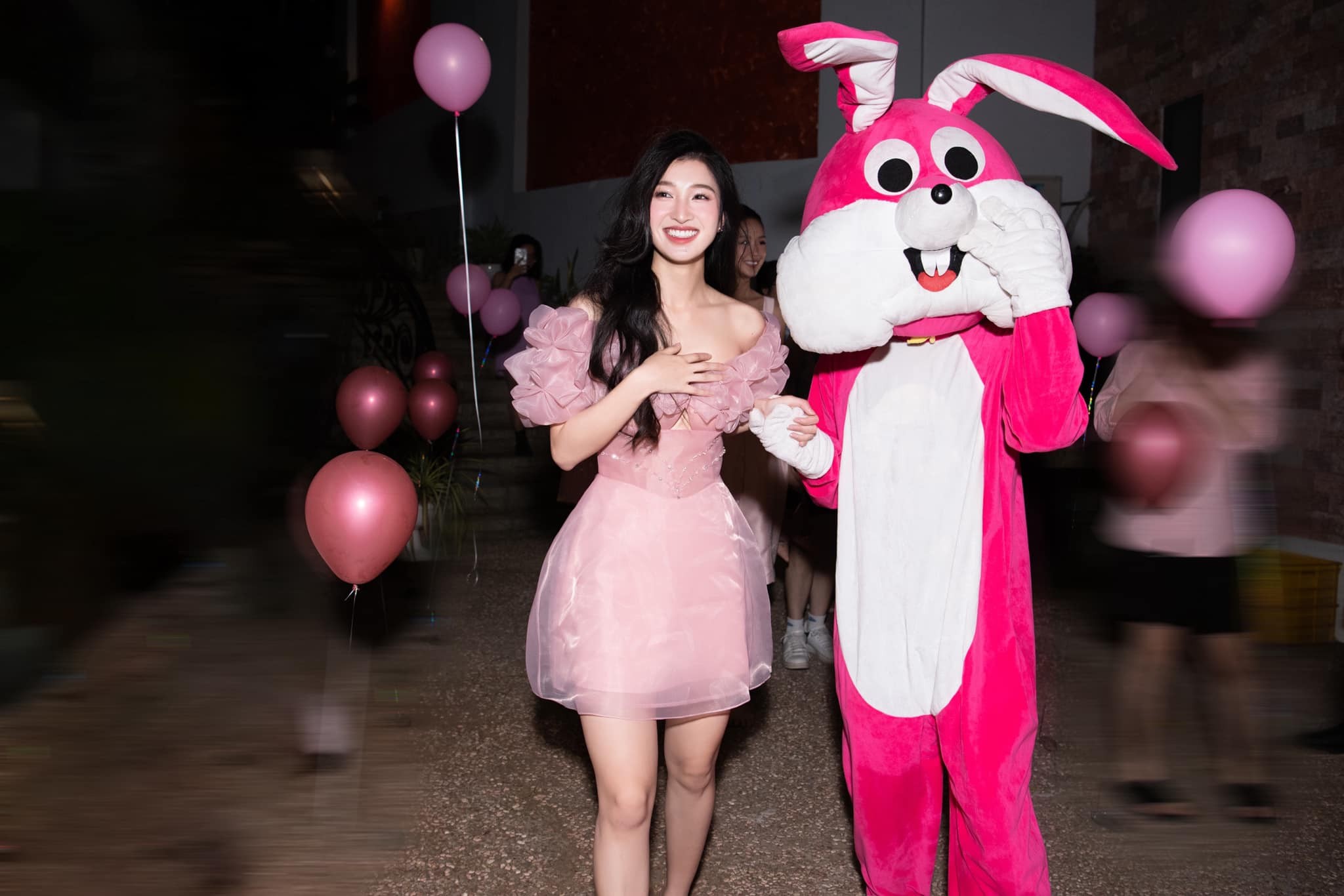 Phương Nhi hóa công chúa ngọt ngào trong bữa tiệc mừng tuổi mới