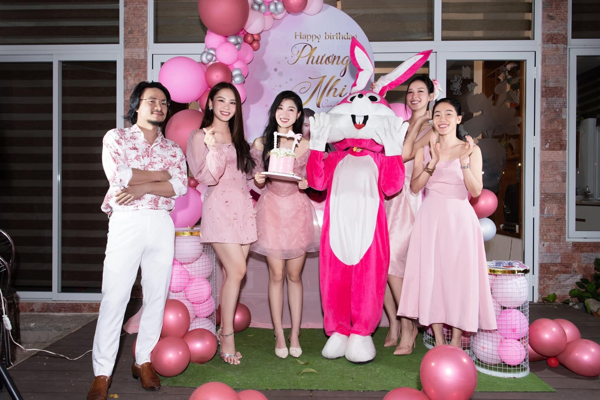 Phương Nhi bật khóc trong tiệc sinh nhật, hóa ra là vì món quà đặc biệt của 'bà trùm hoa hậu' - Ảnh 2