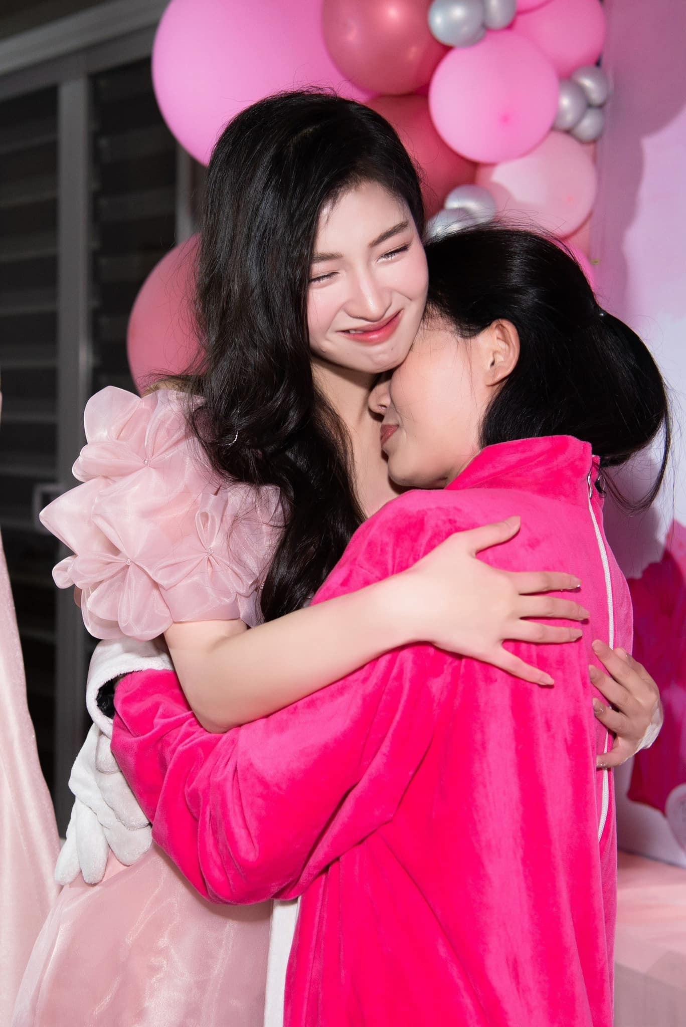 Phương Nhi bật khóc trong tiệc sinh nhật, hóa ra là vì món quà đặc biệt của 'bà trùm hoa hậu' - Ảnh 4