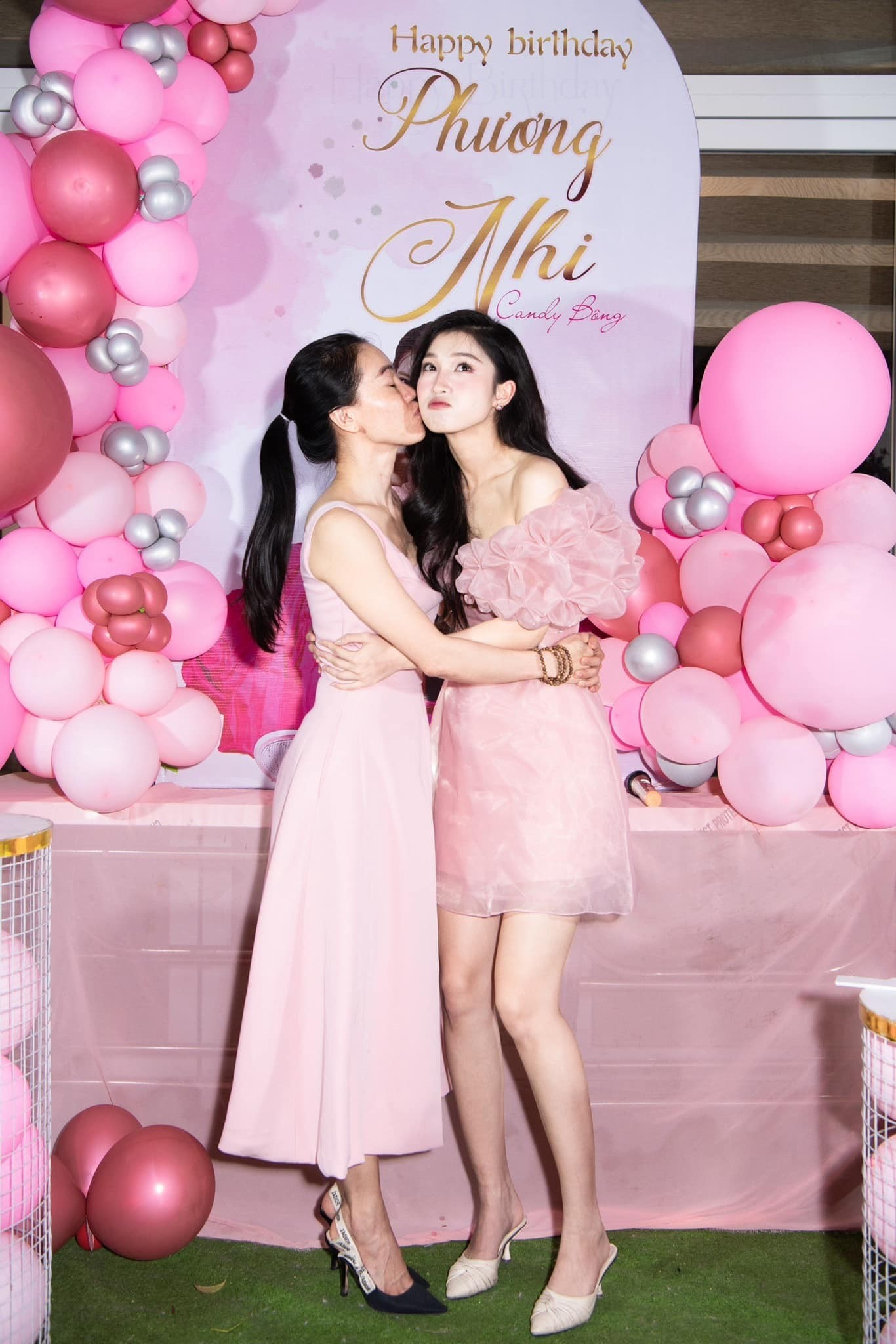 'Bà trùm hoa hậu' Phạm Kim Dung và Phương Nhi khi chung khung hình 