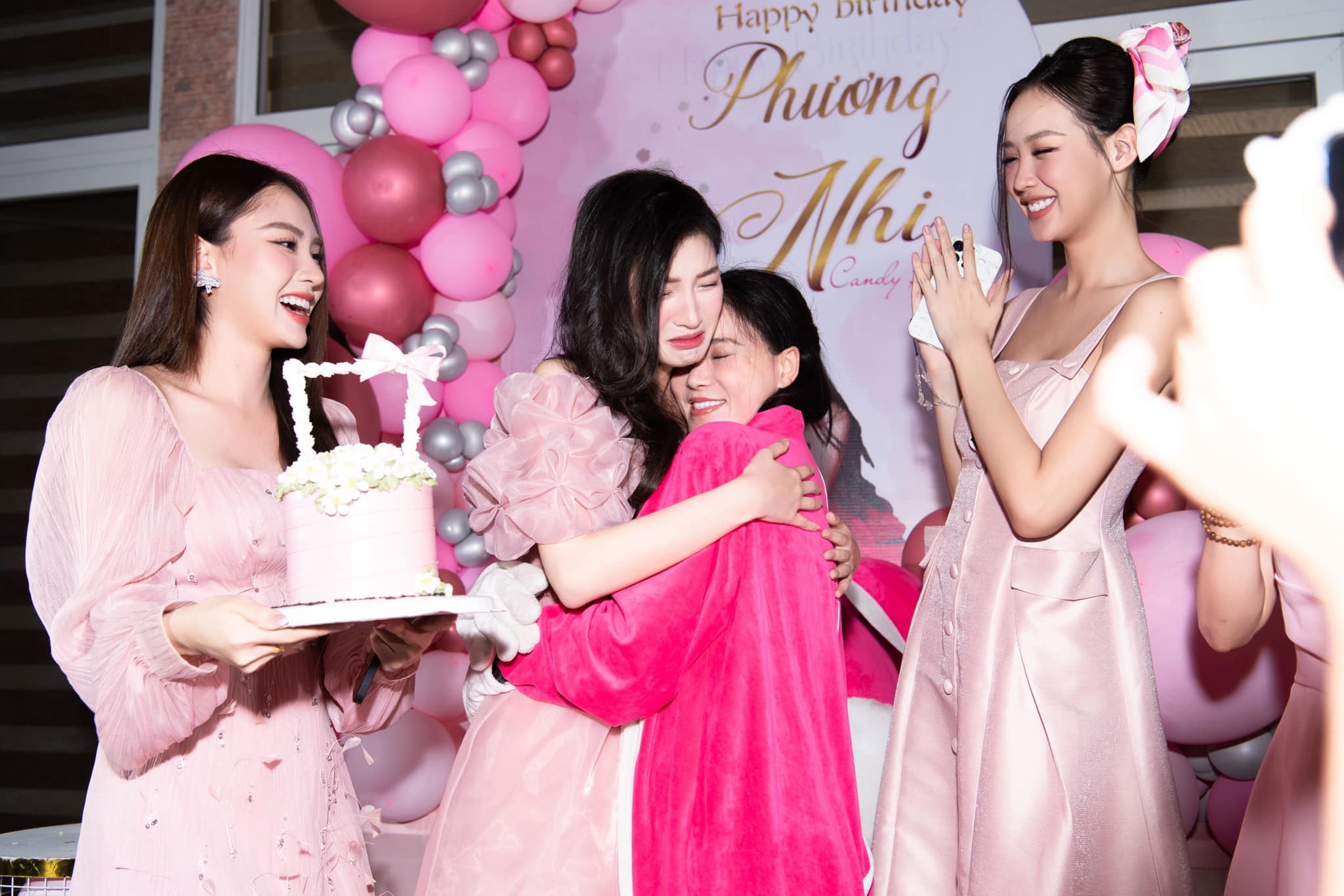 Phương Nhi bật khóc khi gặp lại mẹ