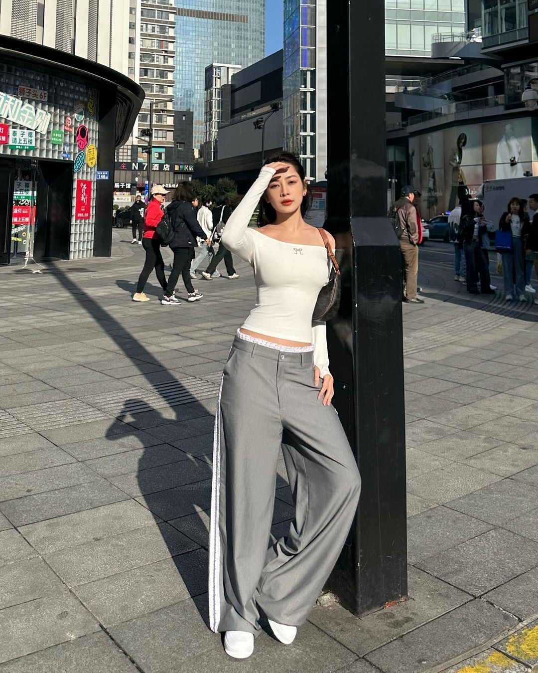 Chi Pu thả dáng trên phố với trang phục mỏng dính 