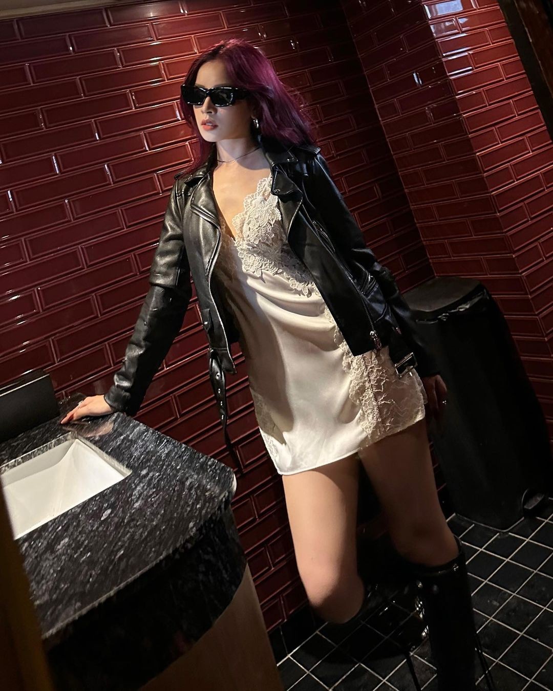 Bất chấp trời rét, Chi Pu phô dáng đỉnh với trang phục mỏng tang - Ảnh 1