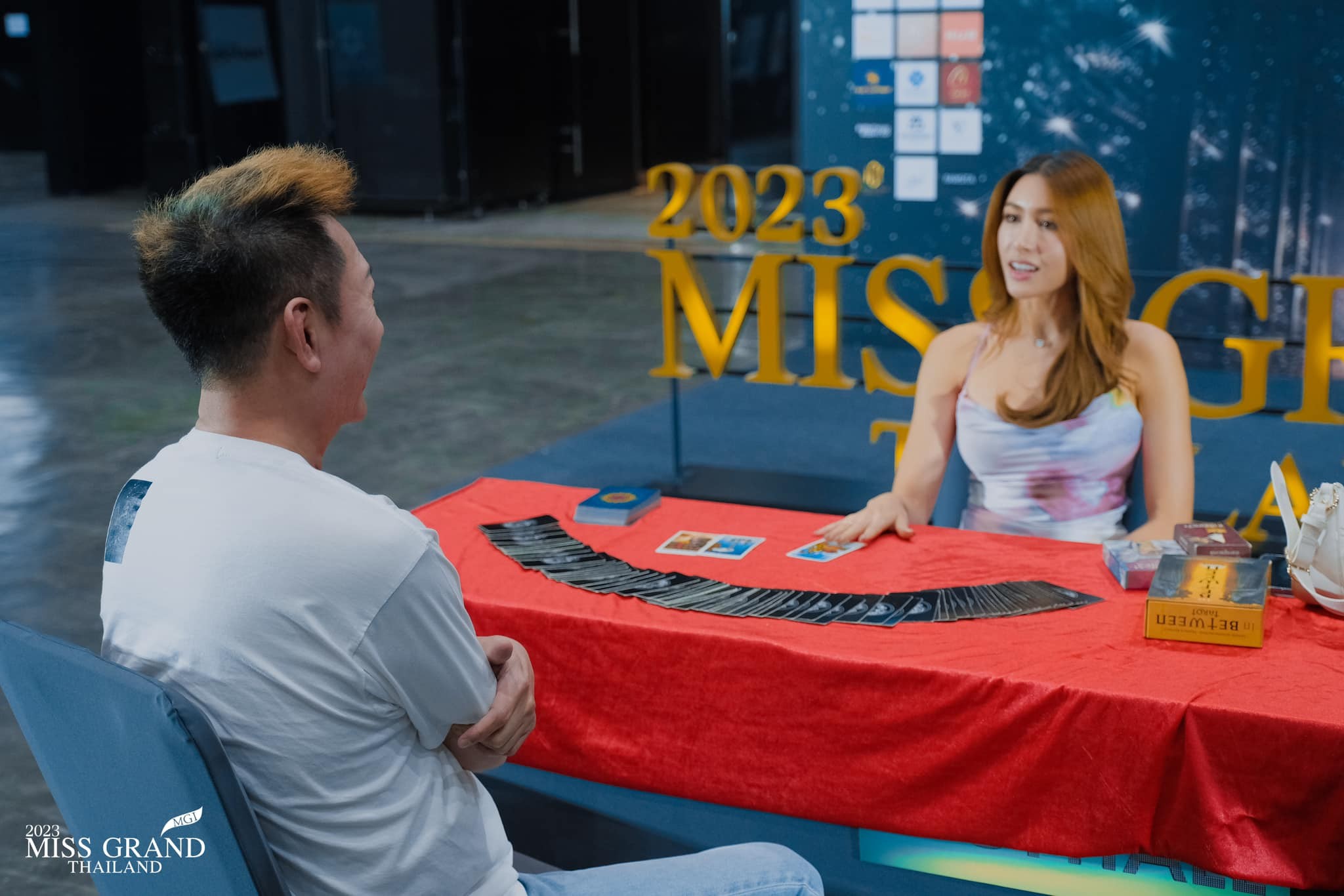 Diện đồ xẻ tít tắp, thí sinh Miss Grand Thailand 2023 gặp sự cố 'đỏ mặt' trên sân khấu 10 Diện đồ xẻ tít tắp, thí sinh Miss Grand Thailand 2023 gặp sự cố 'đỏ mặt' trên sân khấu 10