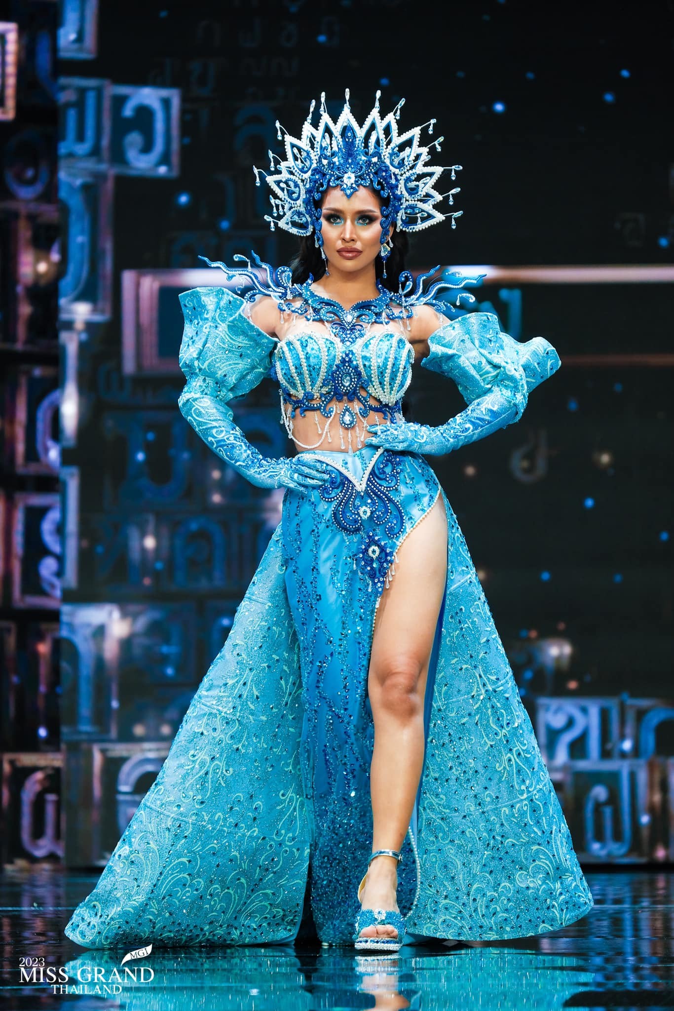 Diện đồ xẻ tít tắp, thí sinh Miss Grand Thailand 2023 gặp sự cố 'đỏ mặt' trên sân khấu 4 Diện đồ xẻ tít tắp, thí sinh Miss Grand Thailand 2023 gặp sự cố 'đỏ mặt' trên sân khấu 4