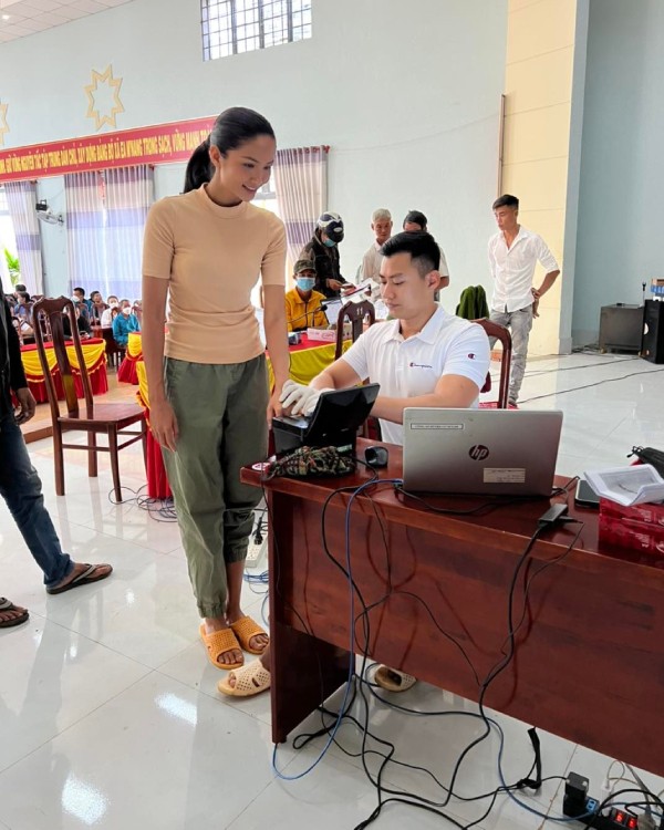 Đang yên đang lành bị tố diễn sâu, không thân thiện: H'Hen Niê đáp trả như thế nào? 4 Đang yên đang lành bị tố diễn sâu, không thân thiện: H'Hen Niê đáp trả như thế nào? 4