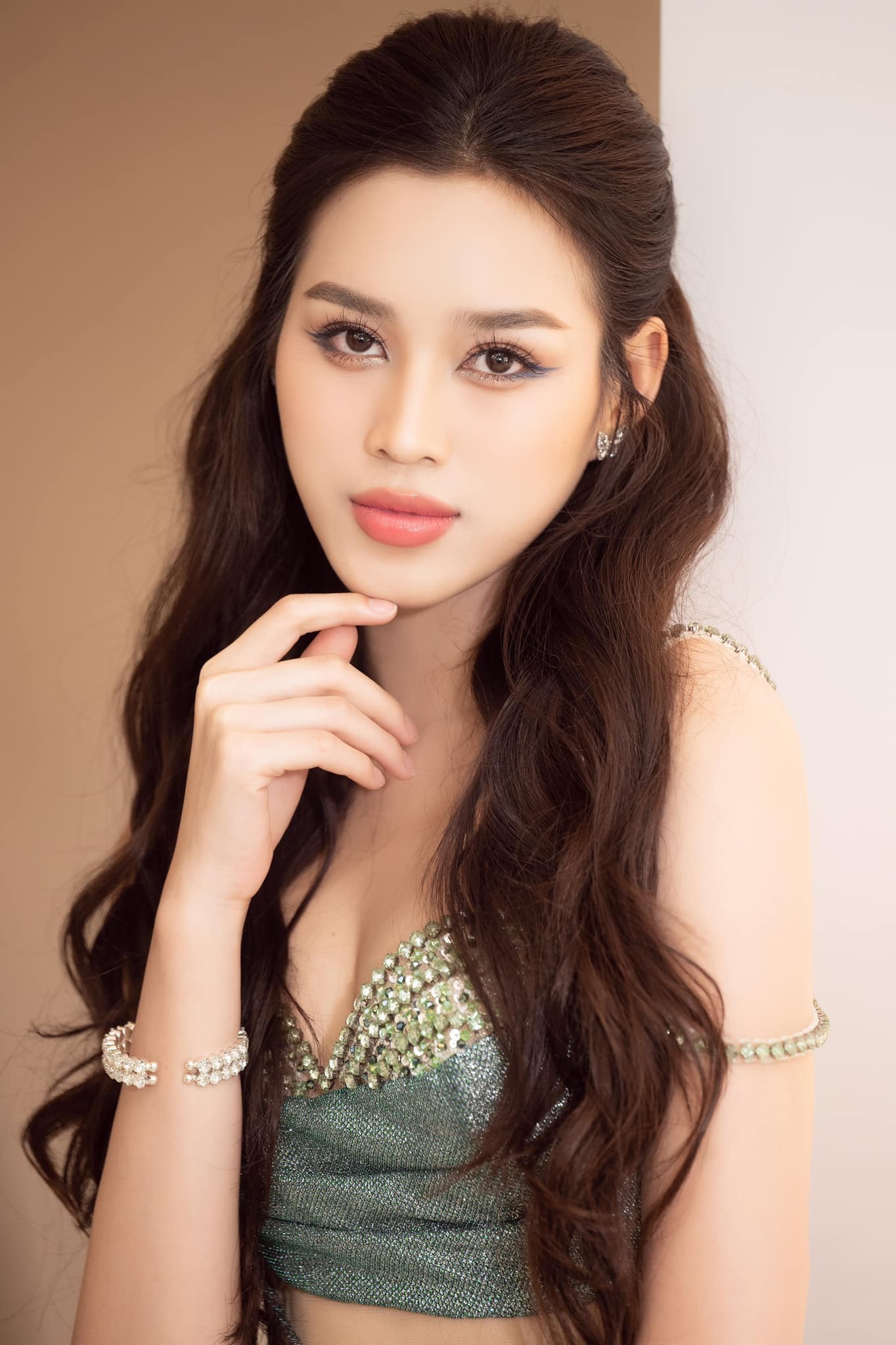 Video: Đỗ Thị Hà hóa 'bà thím', biến hình đỉnh cao trên nền nhạc của Sơn Tùng 2 Video: Đỗ Thị Hà hóa 'bà thím', biến hình đỉnh cao trên nền nhạc của Sơn Tùng 2