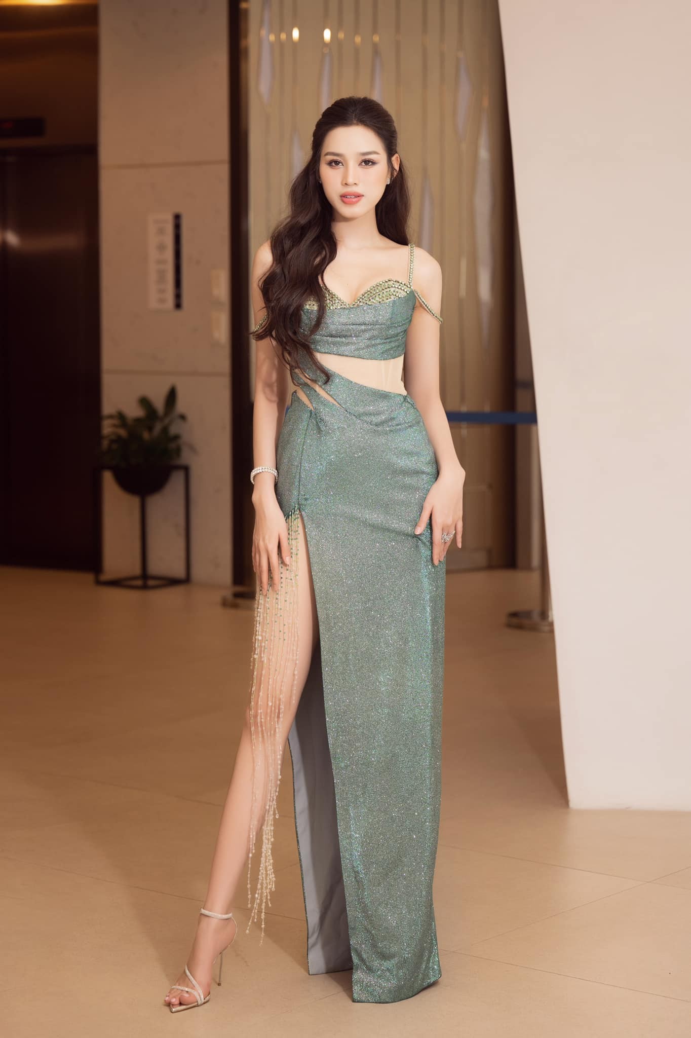 Video: Đỗ Thị Hà hóa 'bà thím', biến hình đỉnh cao trên nền nhạc của Sơn Tùng 4 Video: Đỗ Thị Hà hóa 'bà thím', biến hình đỉnh cao trên nền nhạc của Sơn Tùng 4