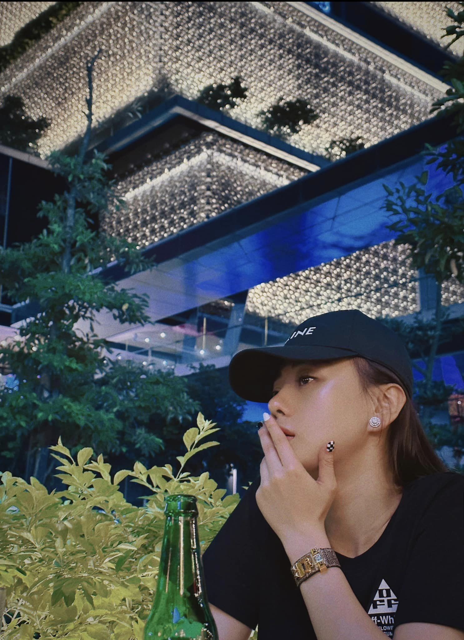 Phương Oanh đăng ảnh trầm tư, 2 người mẹ trong phim Hương Vị Tình Thân liền có động thái này 2 Phương Oanh đăng ảnh trầm tư, 2 người mẹ trong phim Hương Vị Tình Thân liền có động thái này 2