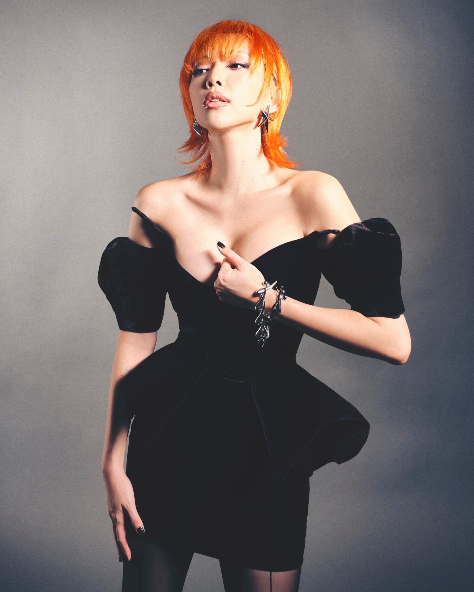 Tóc Tiên lựa chọn váy cúp ngực khoe vòng 1 đầy đặn cùng lừng trần quyến rũ