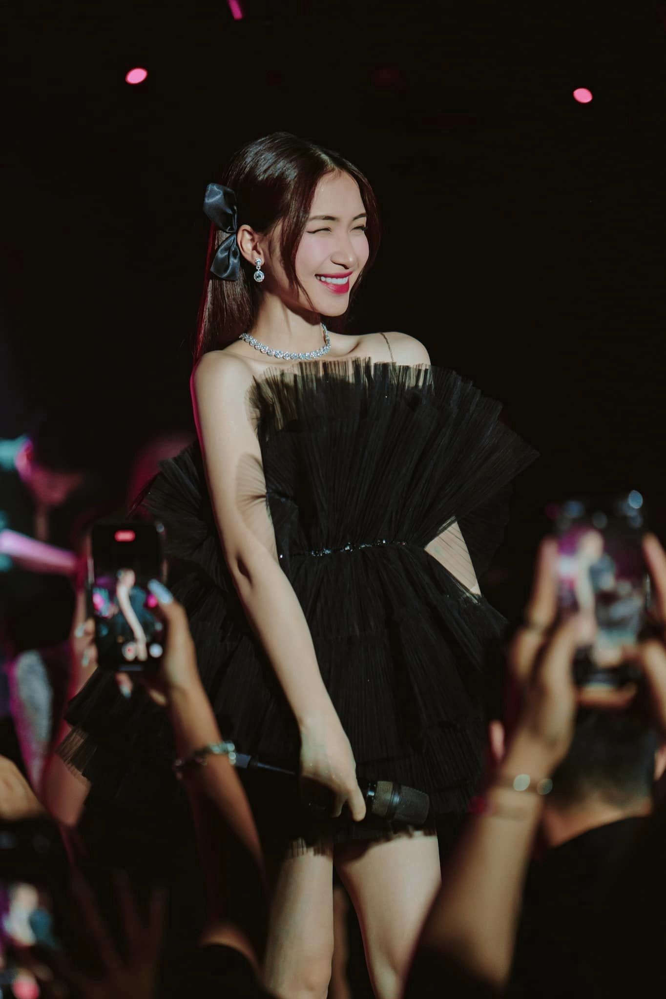 Hòa Minzy chăm chỉ chạy show