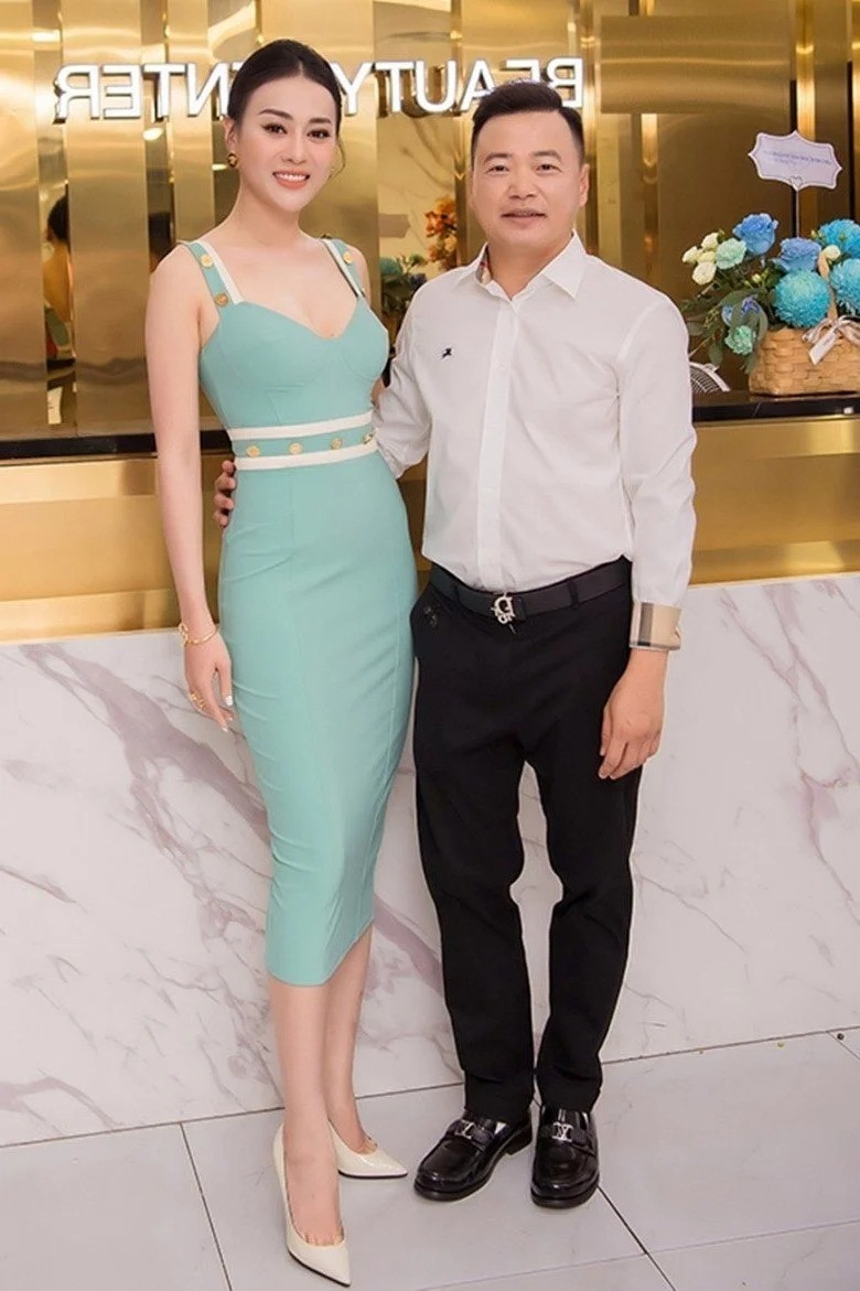 Phương Oanh lộ diện sau khi Shark Bình xong thủ tục ly hôn vợ cũ, ai nấy bất ngờ vì chi tiết này 4 Phương Oanh lộ diện sau khi Shark Bình xong thủ tục ly hôn vợ cũ, ai nấy bất ngờ vì chi tiết này 4