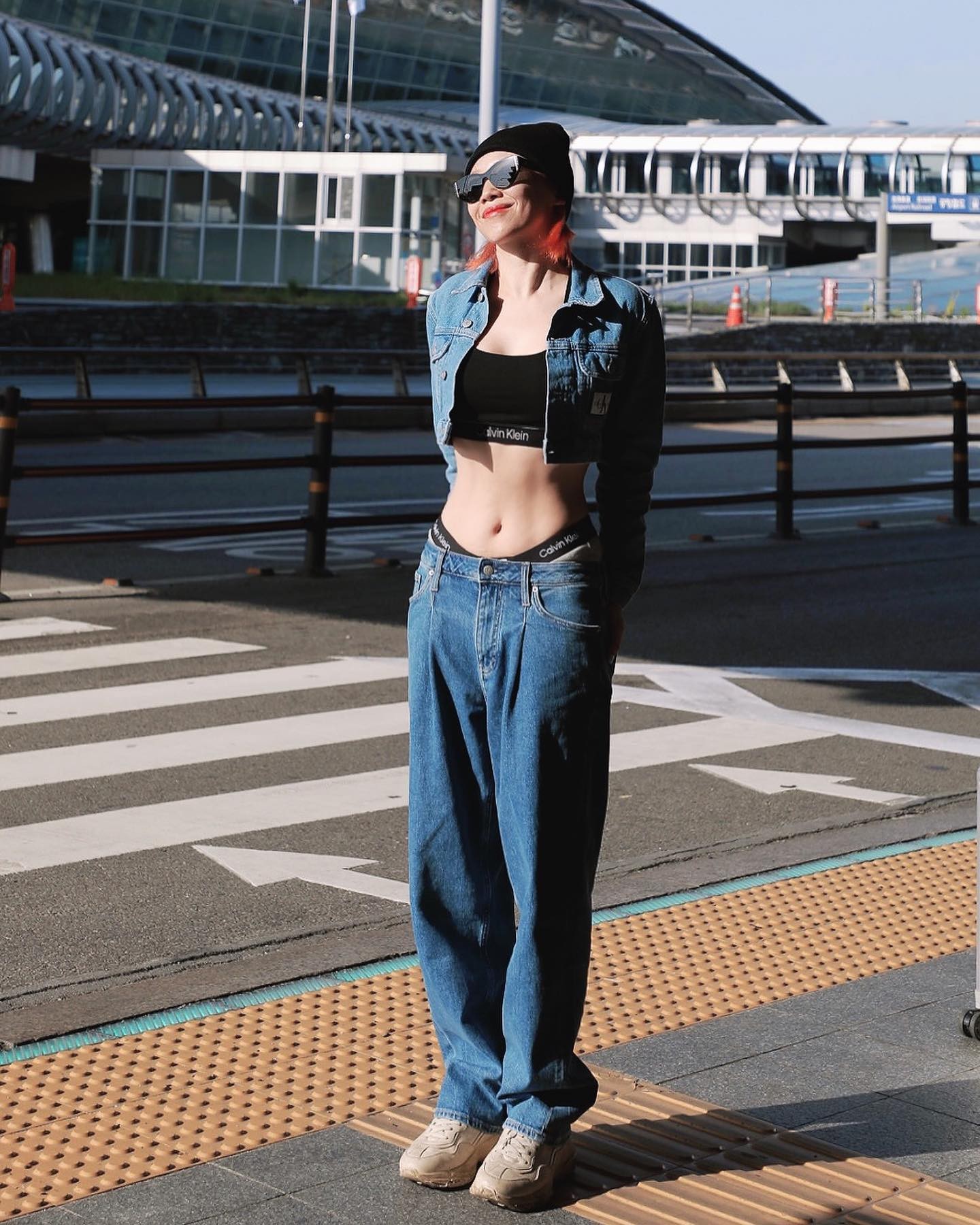 Tóc Tiên tung bộ ảnh check - in tại sân bay với xu hướng mặc quần tụt sâu lấp ló nội y