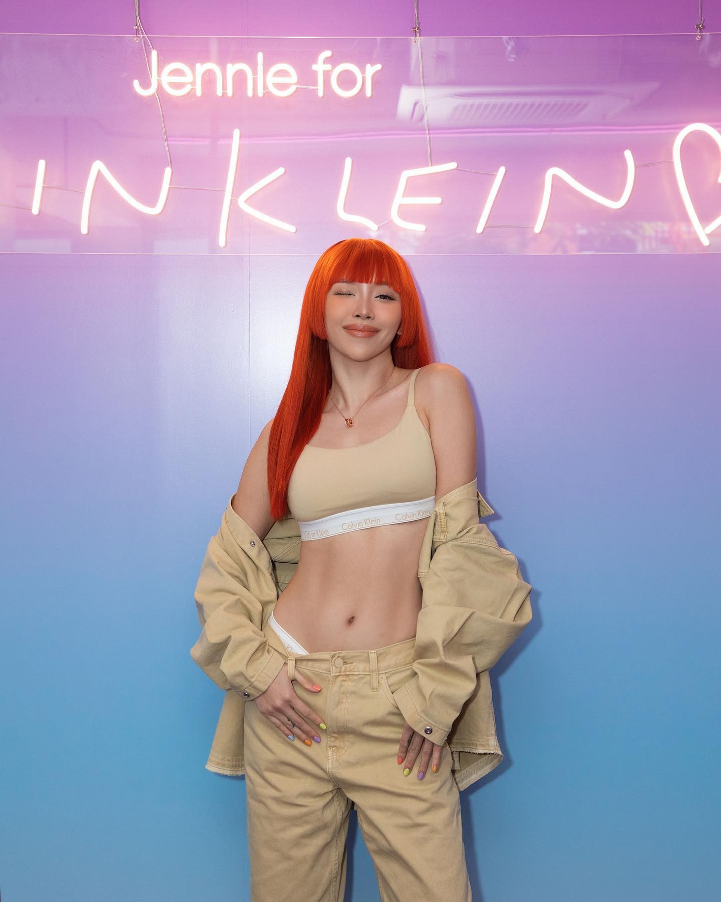 Chẳng cần bung khuy, Tóc Tiên có cách tạo dáng kéo cạp quần để mang đến vẻ gợi cảm