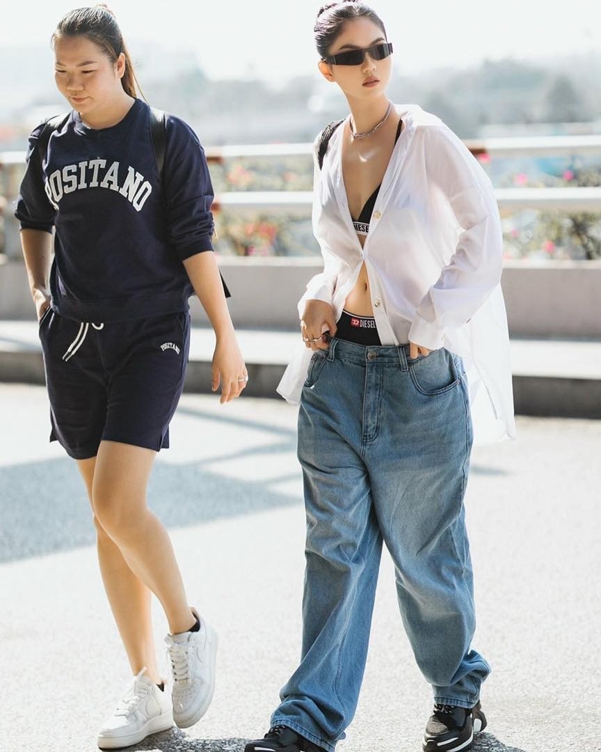 Ngọc Trinh lăng xê xu hướng quần tụt ở nhiều hoàn cảnh