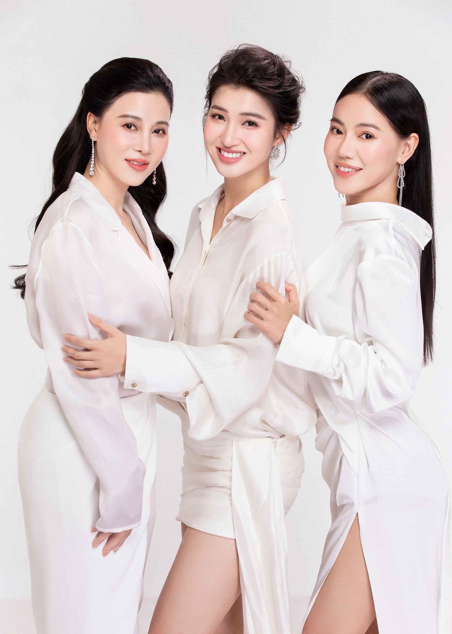 Video: Phương Nhi gây sốt khi khoe sắc bên mẹ ruột và 'bà trùm hoa hậu', X3 visual khiến cõi mạng bùng nổ 7 Video: Phương Nhi gây sốt khi khoe sắc bên mẹ ruột và 'bà trùm hoa hậu', X3 visual khiến cõi mạng bùng nổ 7