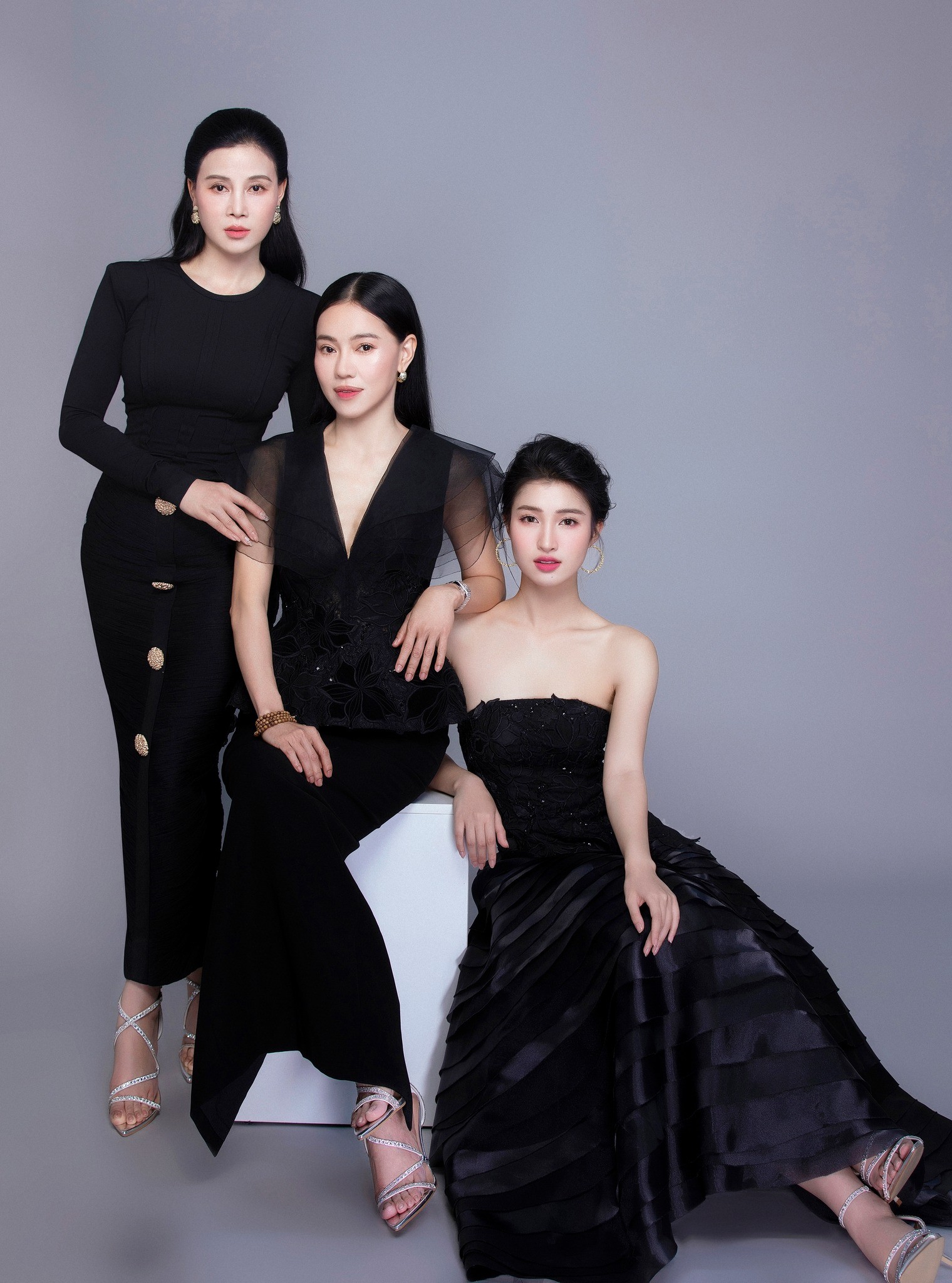 Video: Phương Nhi gây sốt khi khoe sắc bên mẹ ruột và 'bà trùm hoa hậu', X3 visual khiến cõi mạng bùng nổ 3 Video: Phương Nhi gây sốt khi khoe sắc bên mẹ ruột và 'bà trùm hoa hậu', X3 visual khiến cõi mạng bùng nổ 3