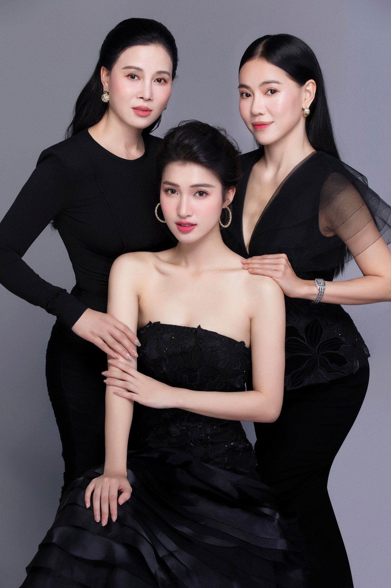 Video: Phương Nhi gây sốt khi khoe sắc bên mẹ ruột và 'bà trùm hoa hậu', X3 visual khiến cõi mạng bùng nổ 4 Video: Phương Nhi gây sốt khi khoe sắc bên mẹ ruột và 'bà trùm hoa hậu', X3 visual khiến cõi mạng bùng nổ 4