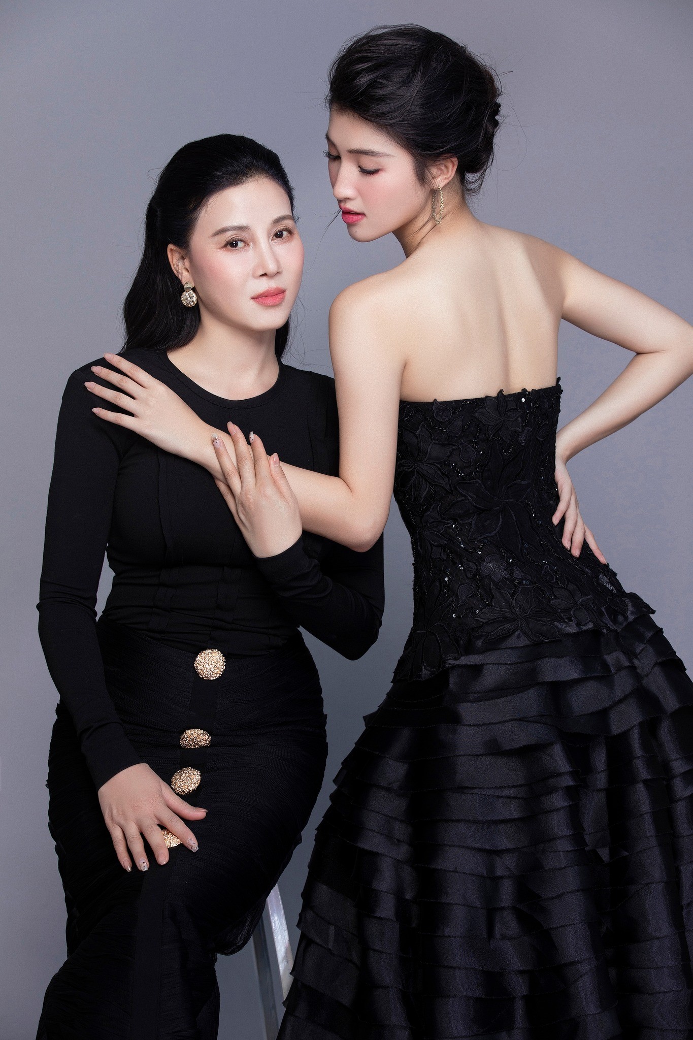Video: Phương Nhi gây sốt khi khoe sắc bên mẹ ruột và 'bà trùm hoa hậu', X3 visual khiến cõi mạng bùng nổ 2 Video: Phương Nhi gây sốt khi khoe sắc bên mẹ ruột và 'bà trùm hoa hậu', X3 visual khiến cõi mạng bùng nổ 2