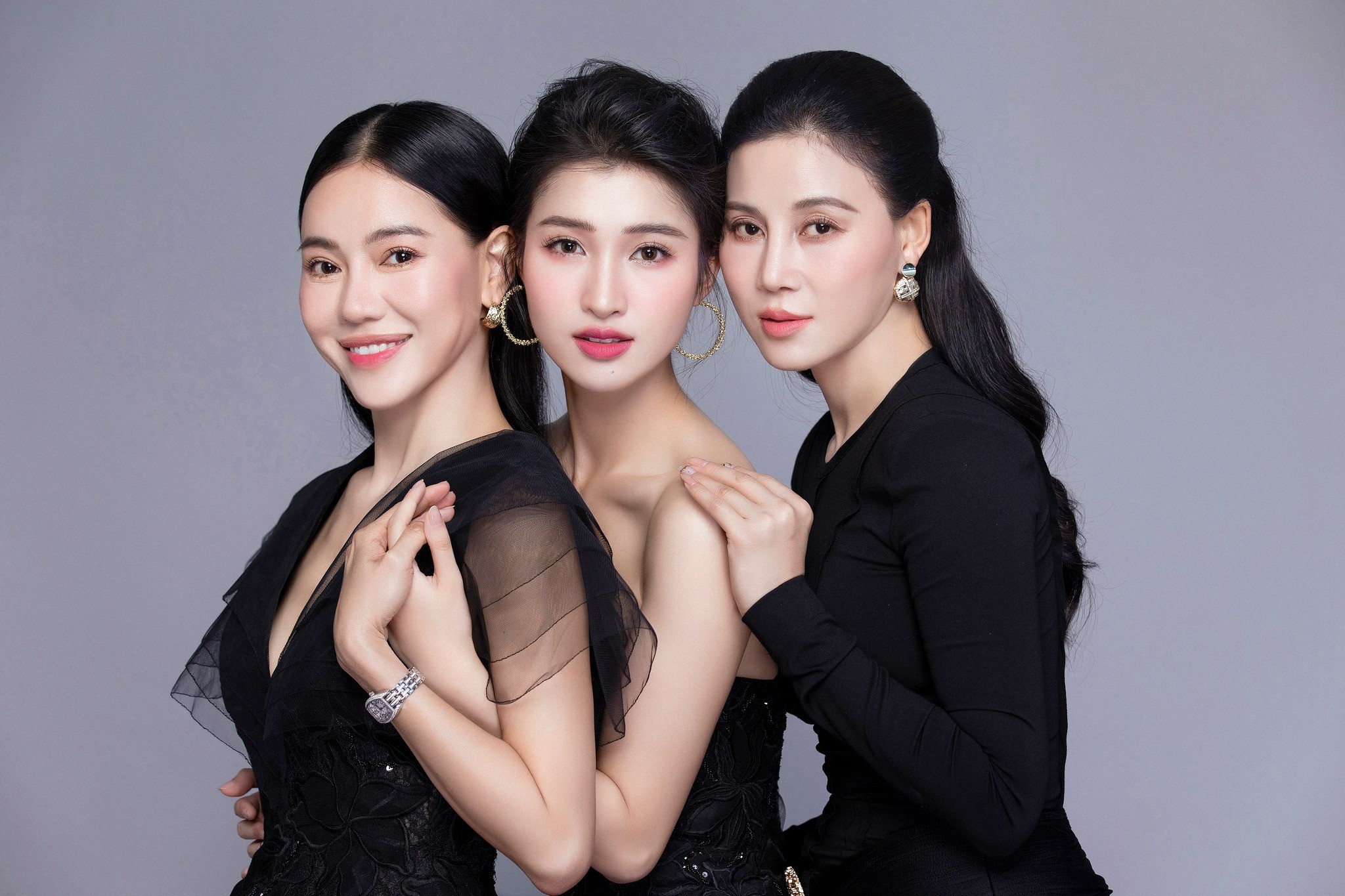 Video: Phương Nhi gây sốt khi khoe sắc bên mẹ ruột và 'bà trùm hoa hậu', X3 visual khiến cõi mạng bùng nổ 1 Video: Phương Nhi gây sốt khi khoe sắc bên mẹ ruột và 'bà trùm hoa hậu', X3 visual khiến cõi mạng bùng nổ 1