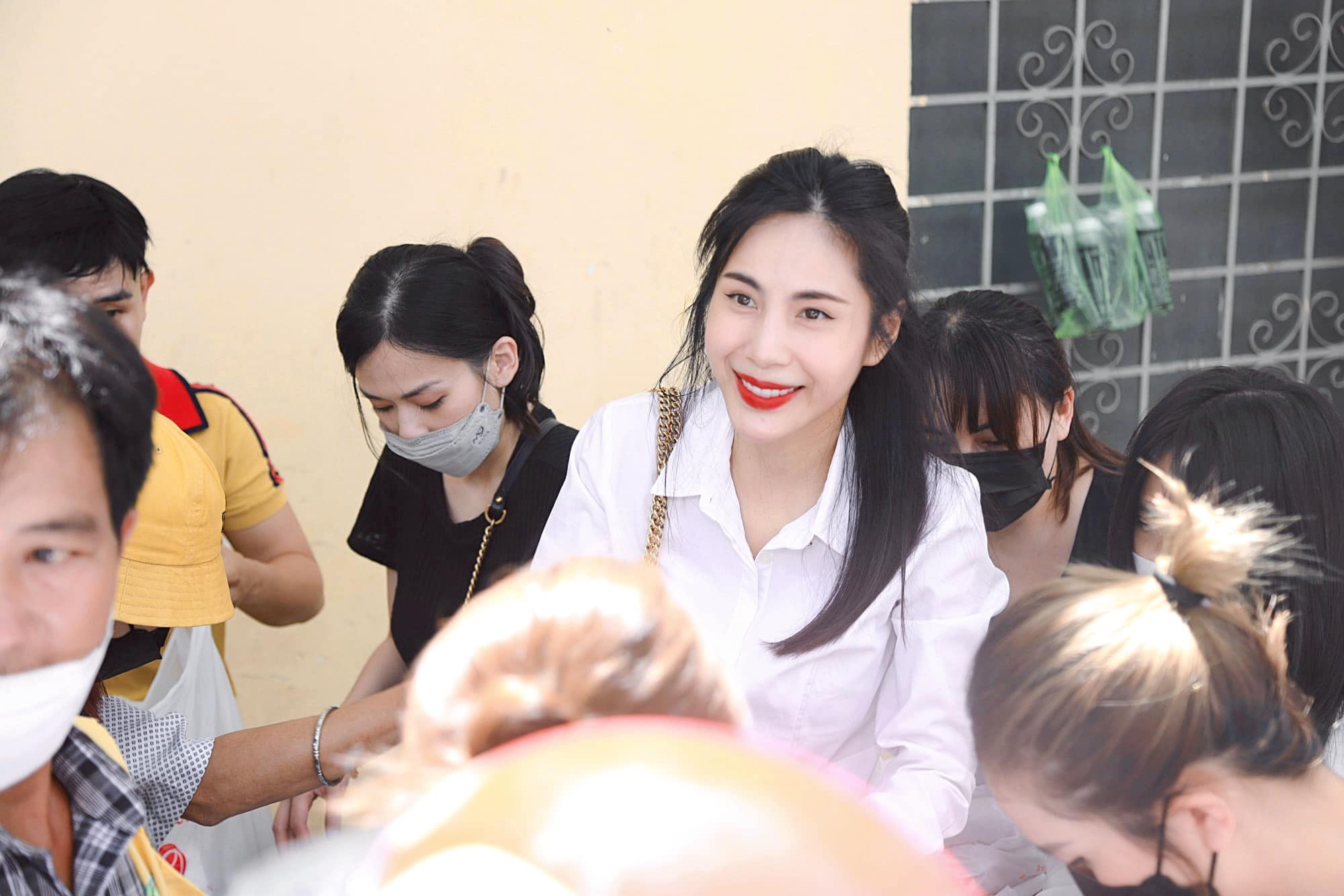 Thời gian gần đây, thi thoảng Thủy Tiên vẫn tham gia các hoạt động thiện nguyện