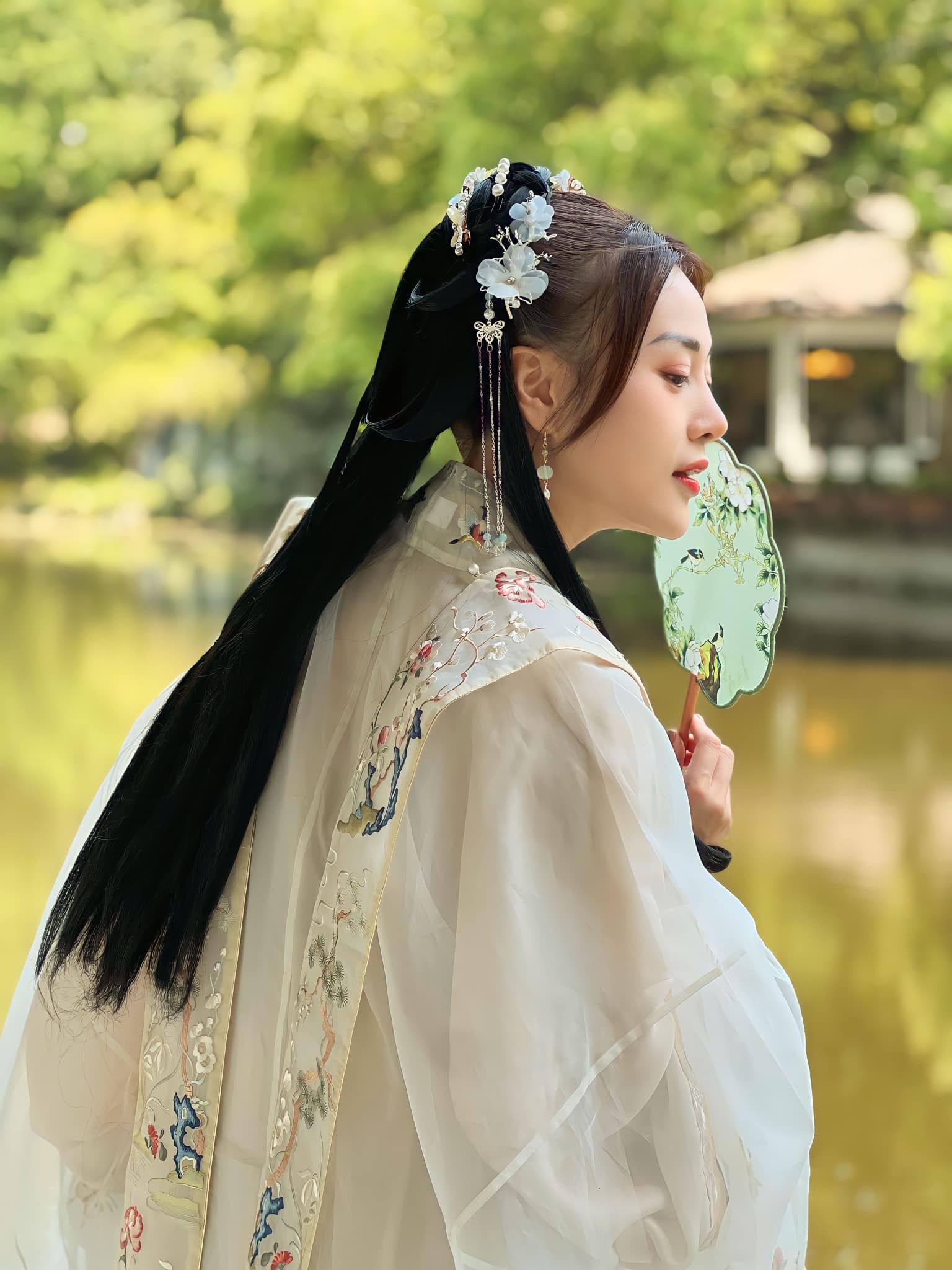 Phương Oanh khoe vẻ 'sắc nước hương trời' trong loạt ảnh mới 5 Phương Oanh khoe vẻ 'sắc nước hương trời' trong loạt ảnh mới 5